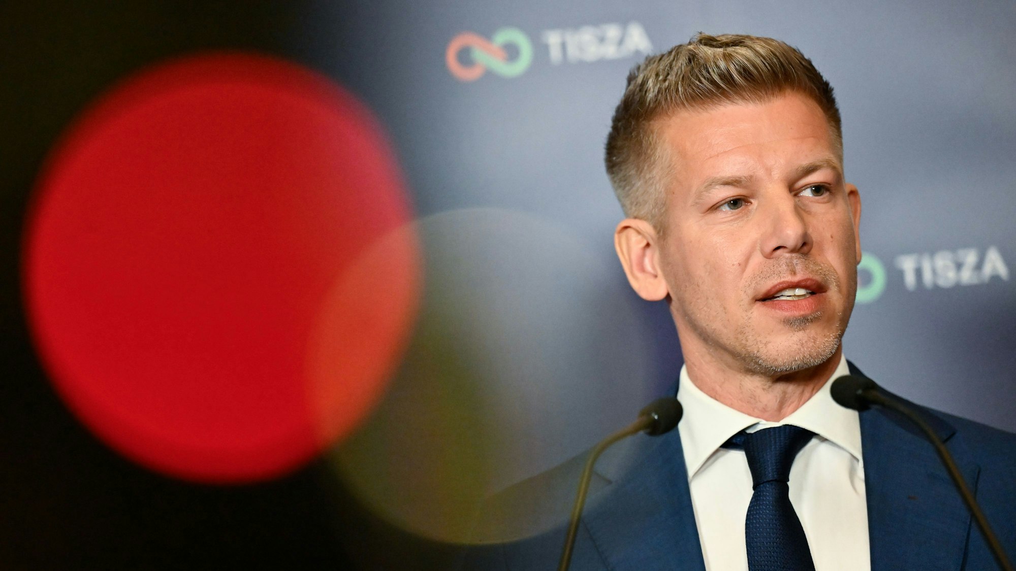 Peter Magyars pricht während der ungarischen Parlamentswahl nach Schließung der Wahllokale zu den Medien.