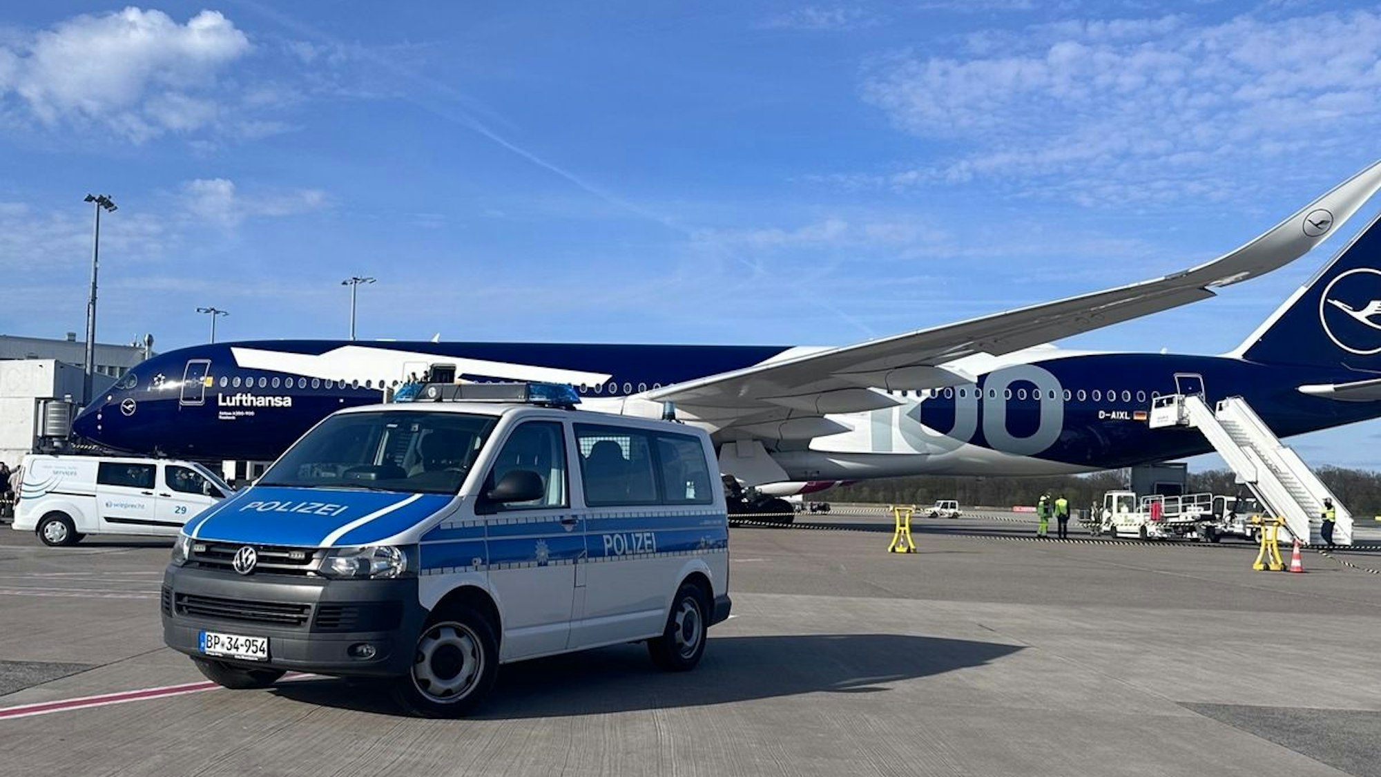 Bundespolizei vollstreckt Haftbefehle am Flughafen Köln/Bonn.