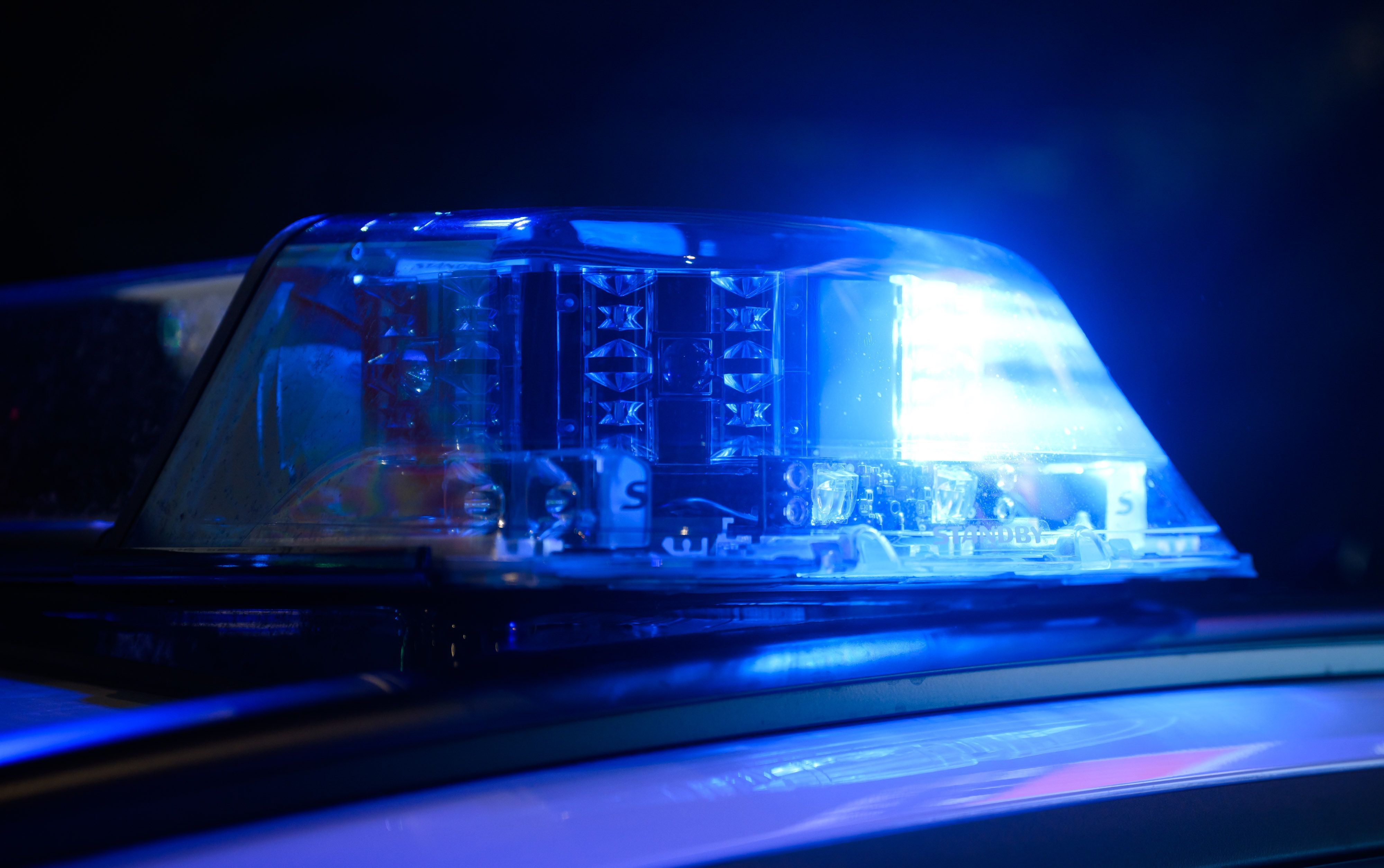 ARCHIV - 06.12.2024, Niedersachsen, Hannover: Ein Blaulicht leuchtet auf einem Die Kölner Polizei war in Lindweiler im Einsatz (Symbolbild).