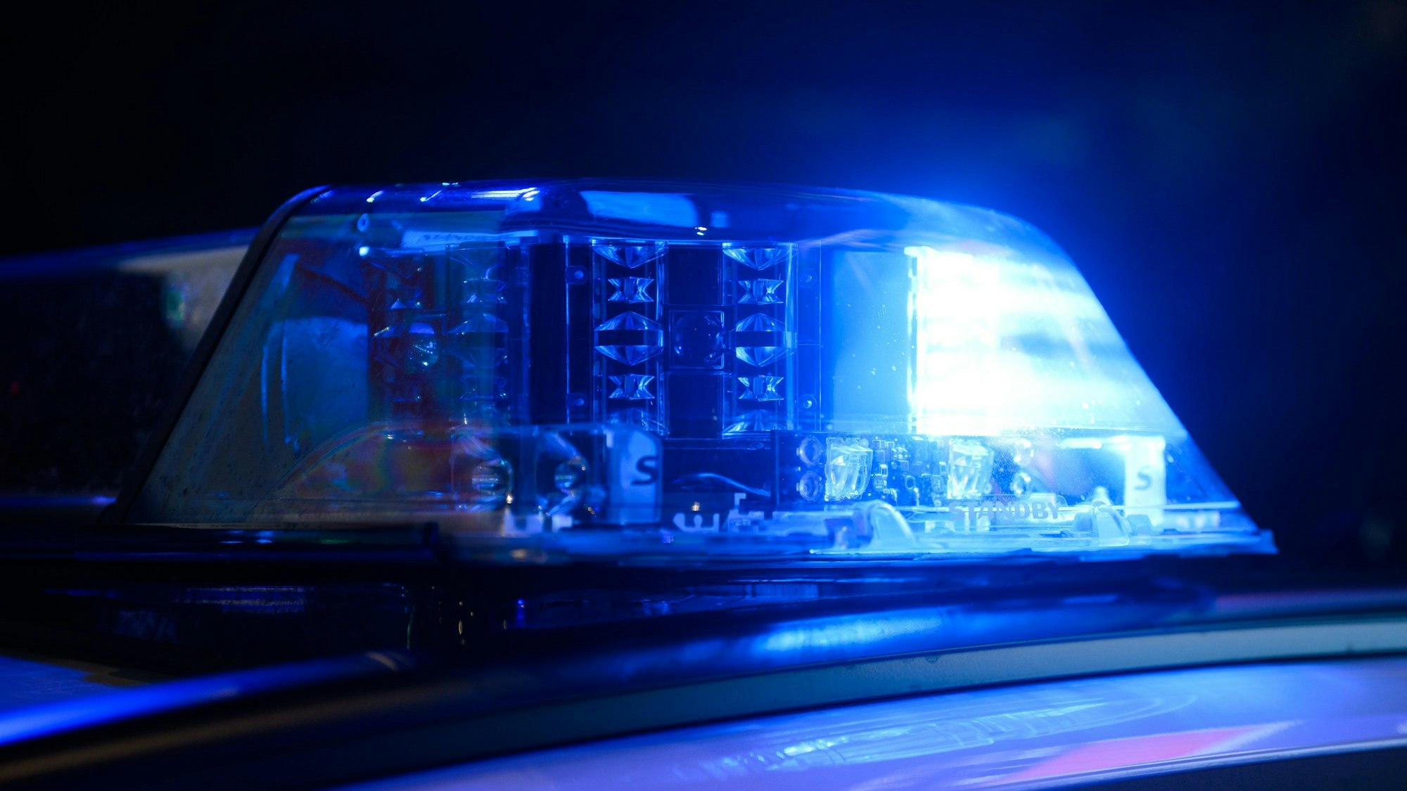 ARCHIV - 06.12.2024, Niedersachsen, Hannover: Ein Blaulicht leuchtet auf einem Die Kölner Polizei war in Lindweiler im Einsatz (Symbolbild).