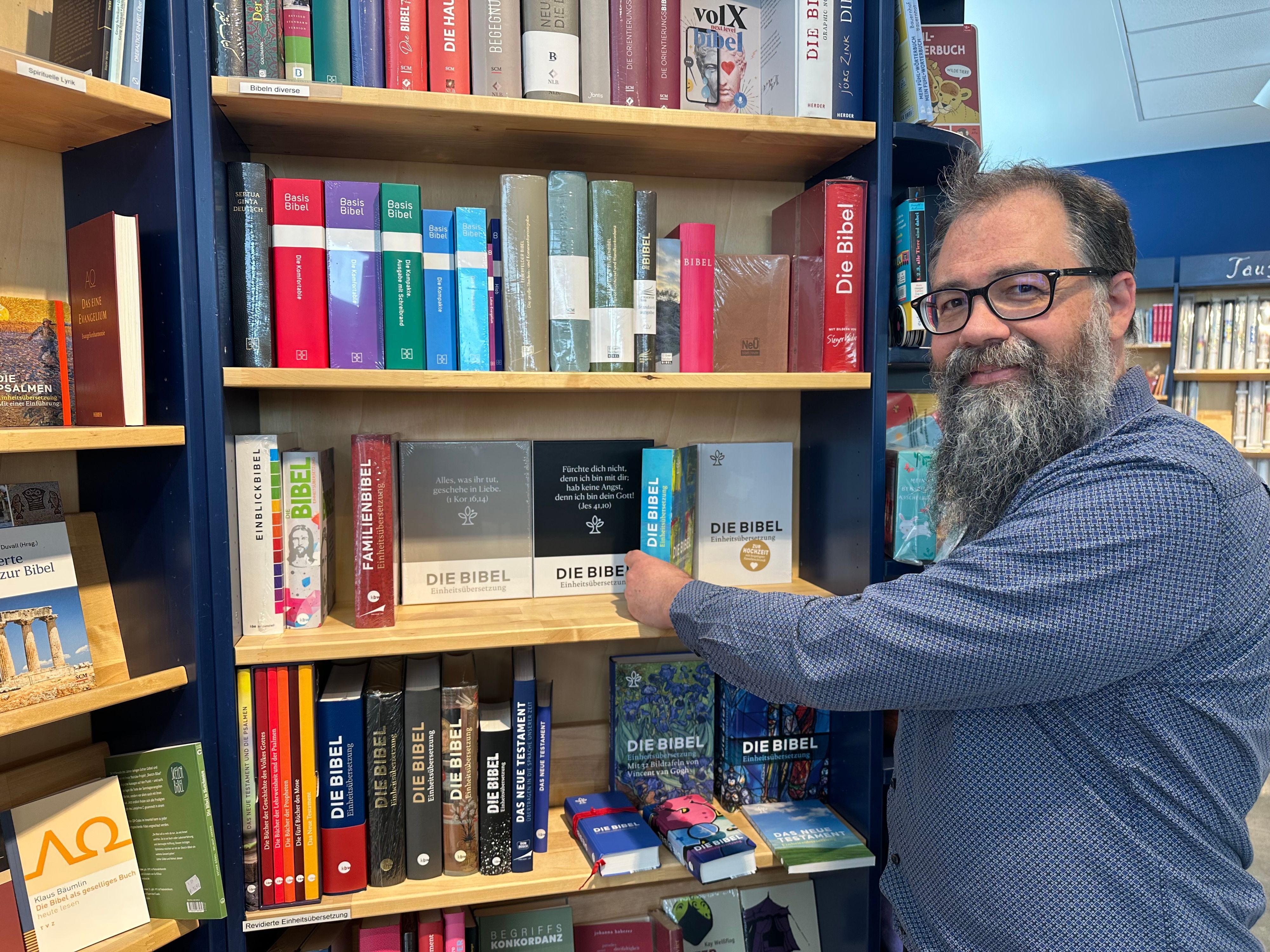 Bibeln werden wieder stärker nachgefragt. Jann Karin leitet die Buchhandlung der Steyler neben der Bücherhalle.