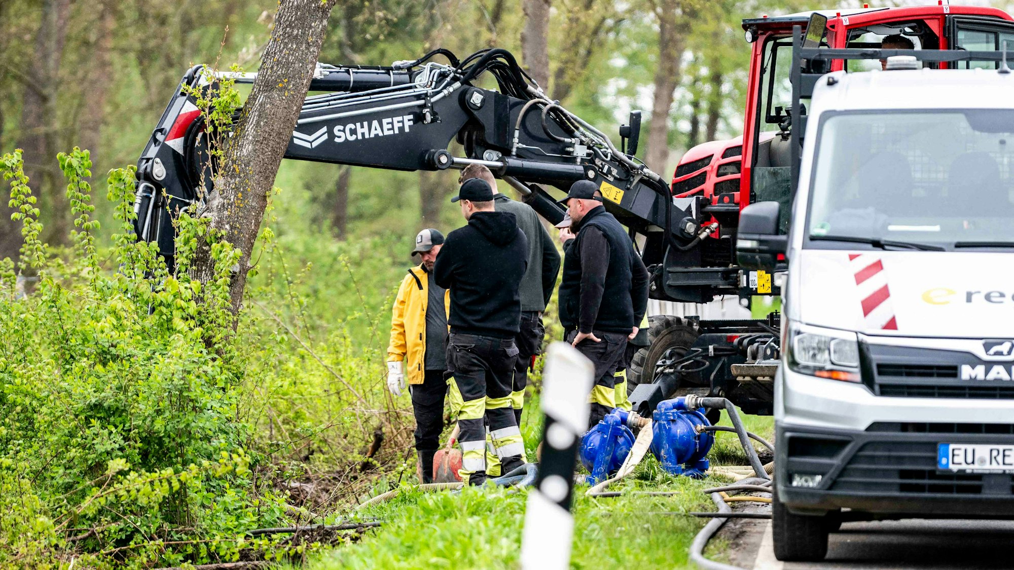 Auch mit Baggern suchten die Mitarbeiter des Versorgers nach dem Leck rund um Heimerzheim.