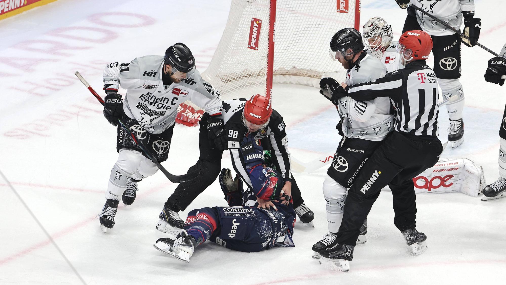 Referees schützen Ty Ronning nach Zweikampf mit Torwart Janne Juvonen / / Eishockey / Penny DEL Deutsche Eishockey Liga / Play Off Halbfinale 3.Spiel Saison 2025/2026 / 12.04.2026 / EHC Eisbären Berlin EBB vs. Kölner Haie KEC / *** Referees protect Ty Ronning after duel with goaltender Janne Juvonen Sport Eishockey Penny DEL Deutsche Eishockey Liga Play Off Halbfinale 3 Spiel Saison 2025 2026 12 04 2026 EHC Eisbären Berlin EBB vs Kölner Haie KEC
