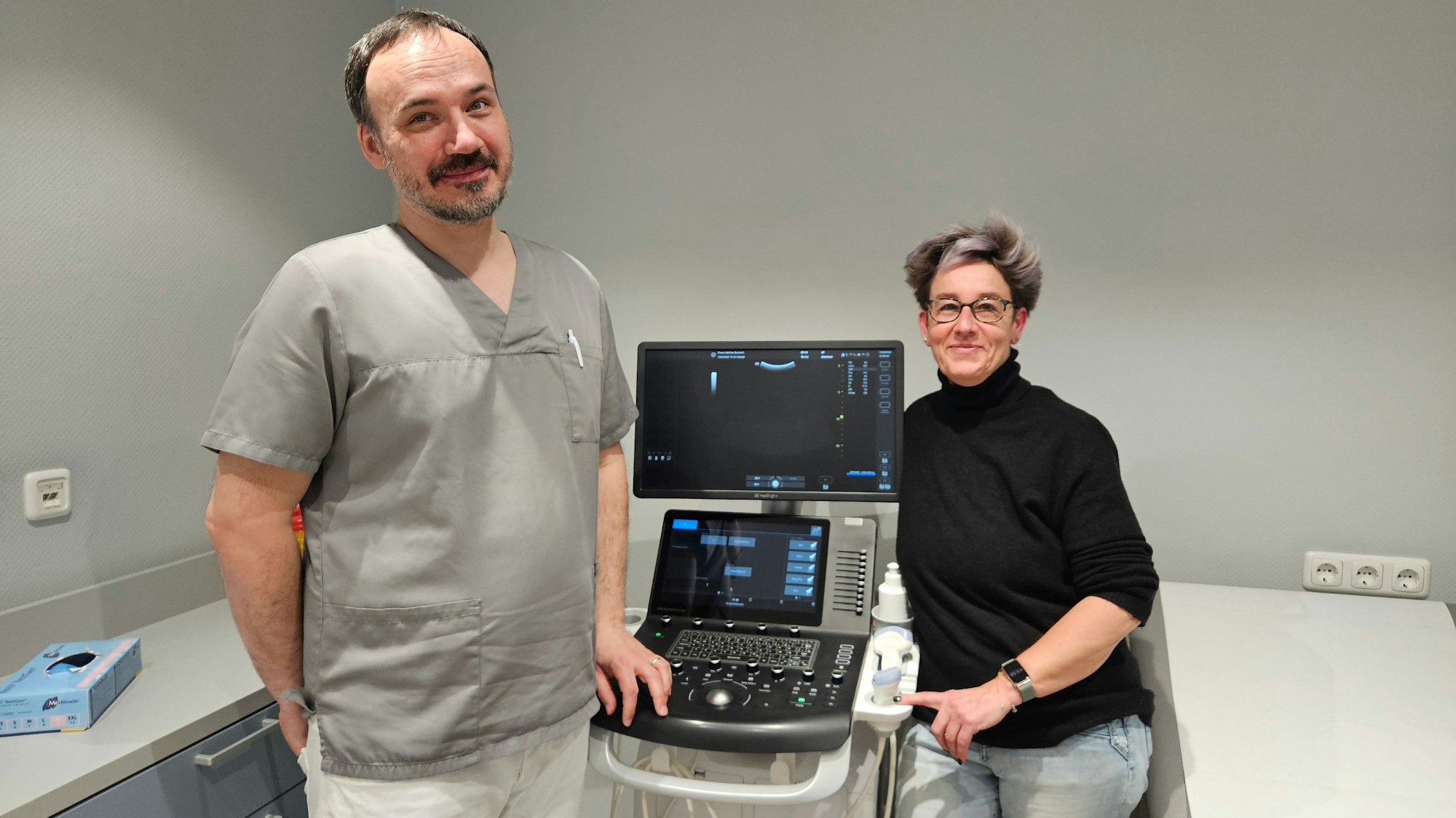 Zu sehen sind die Bergheimer Hausärzte Mathias Burbach und Wilma Welter-Schlüer an einem Ultraschallgerät.