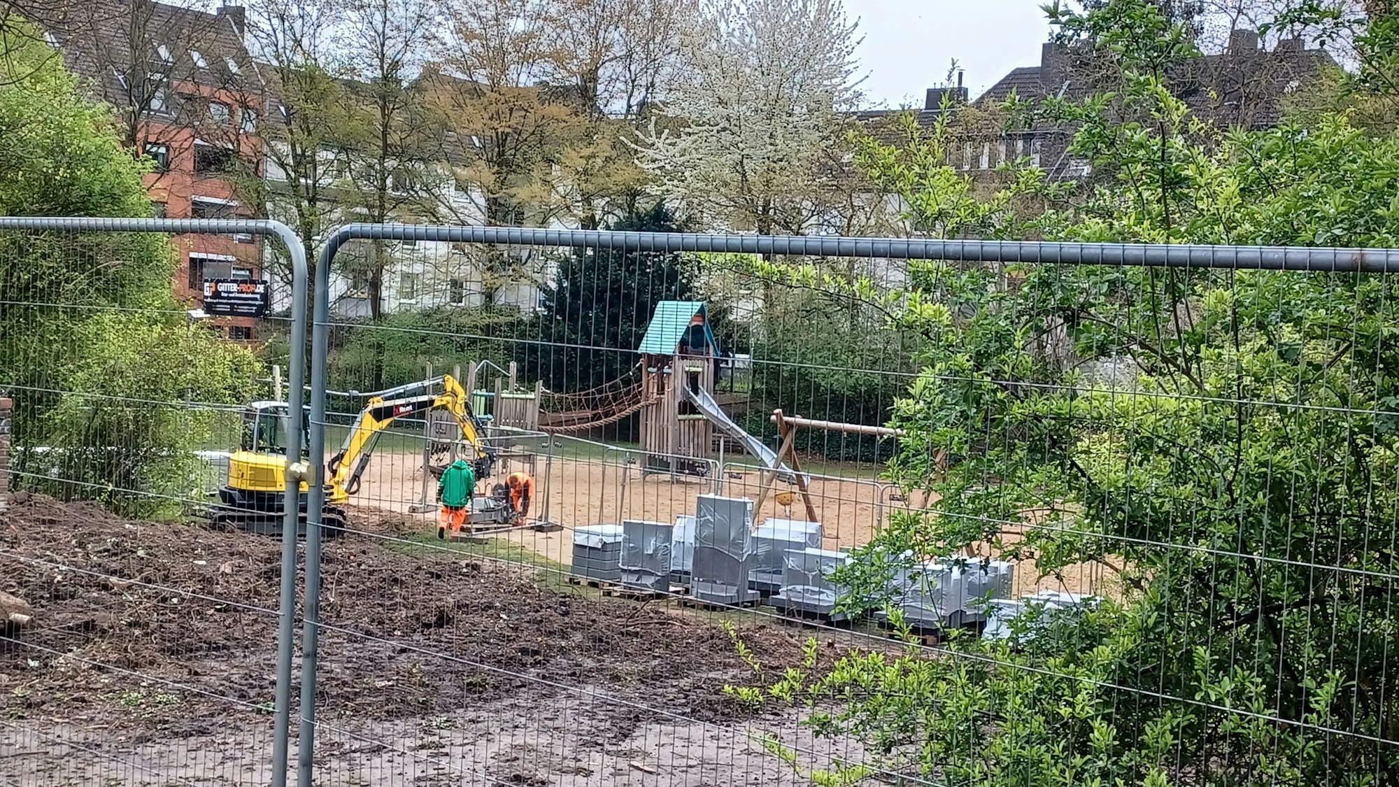 Von der Leuthenstraße aus ist der Zugang derzeit gesperrt. Dort wird die Treppenanlage neu errichtet.