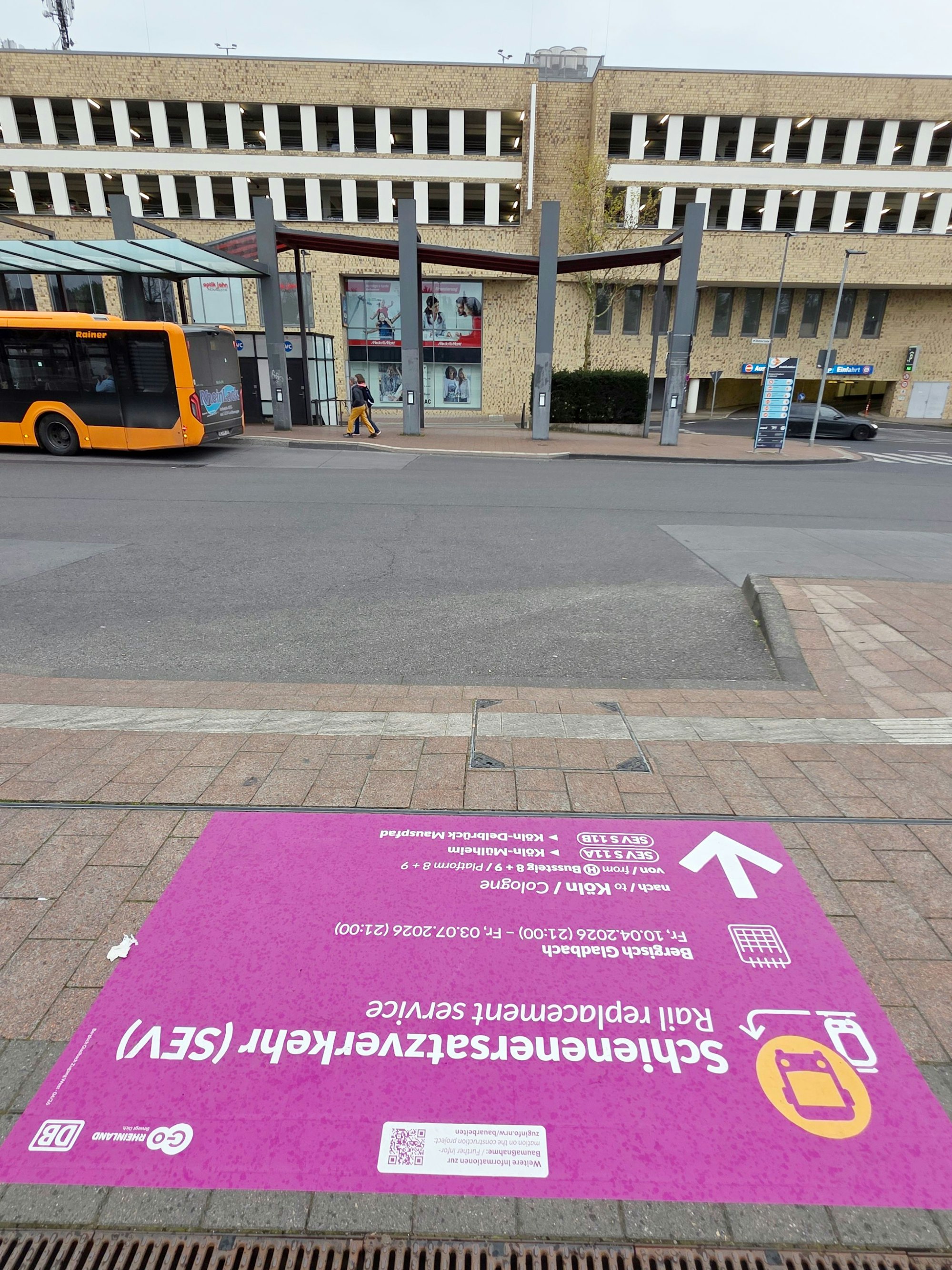 Ein großes Bodenplakat am Ende des Bahnsteigs zeigt auf dem Kopf stehend den Weg zum SEV.