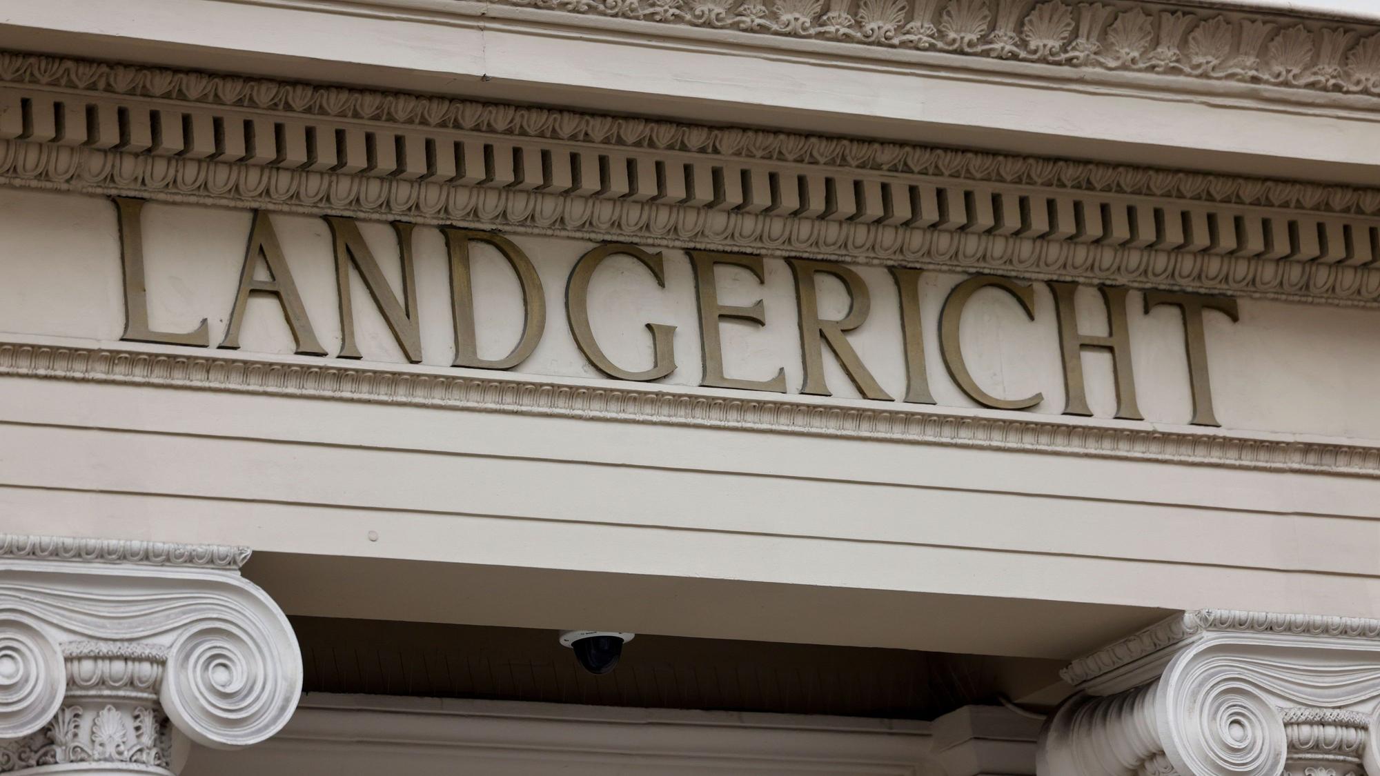 Blick auf den Schriftzug "Landgericht" an der Fassade des Gerichtsgebäudes.