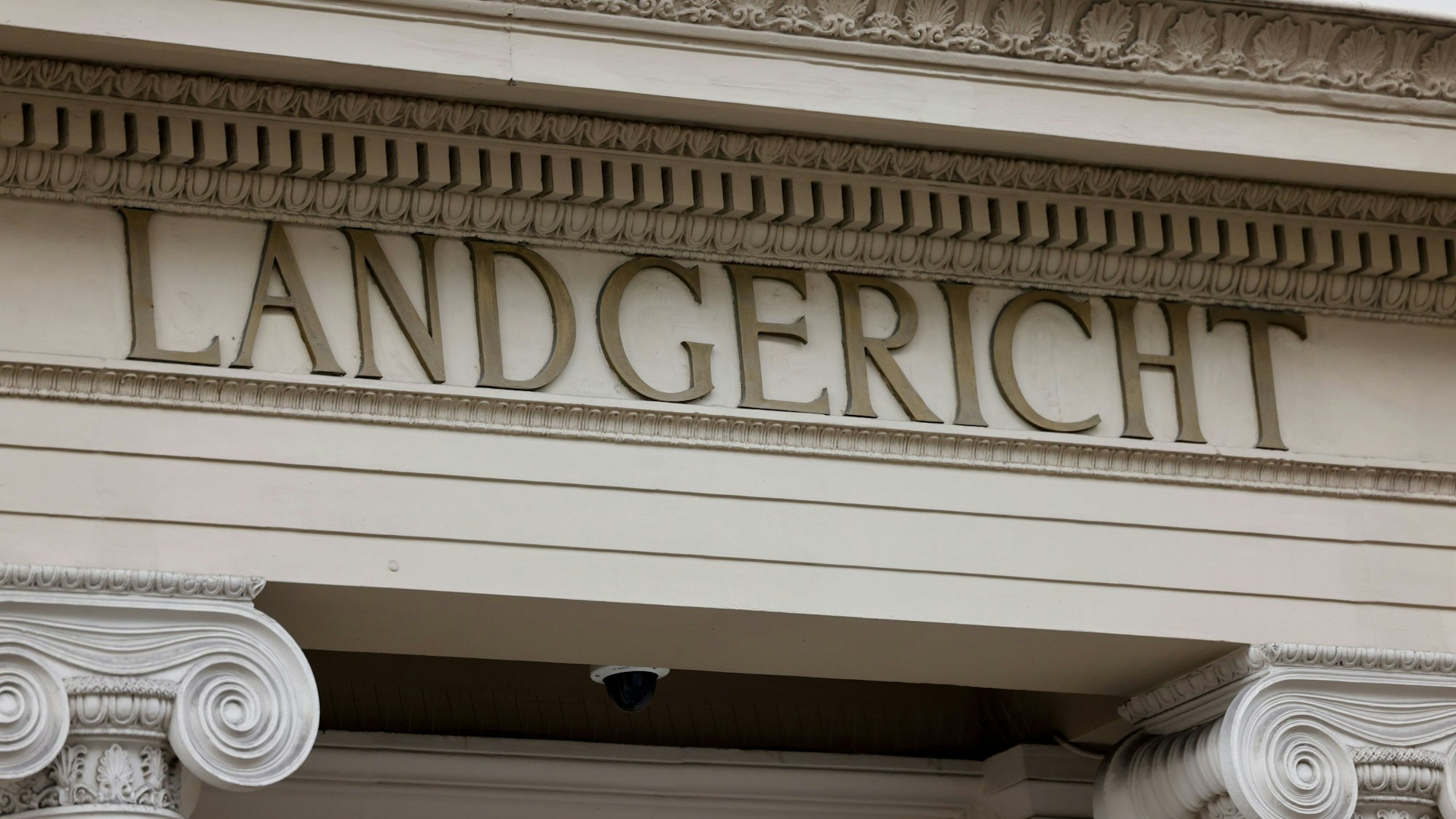 Blick auf den Schriftzug "Landgericht" an der Fassade des Gerichtsgebäudes.