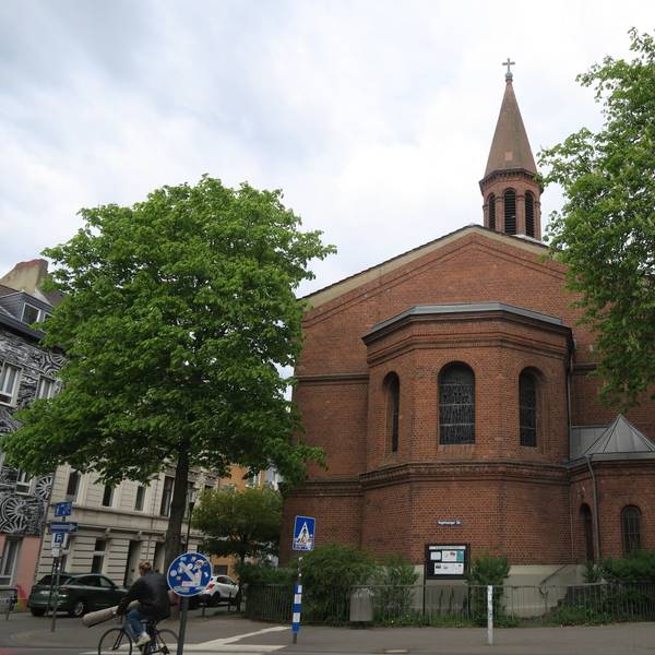 150 Jahre alt und sanierungsbedürftig: Die Friedenskirche mit ihrem gut 40 Meter hohen Turm, von der Vogelsanger Straße aus gesehen.