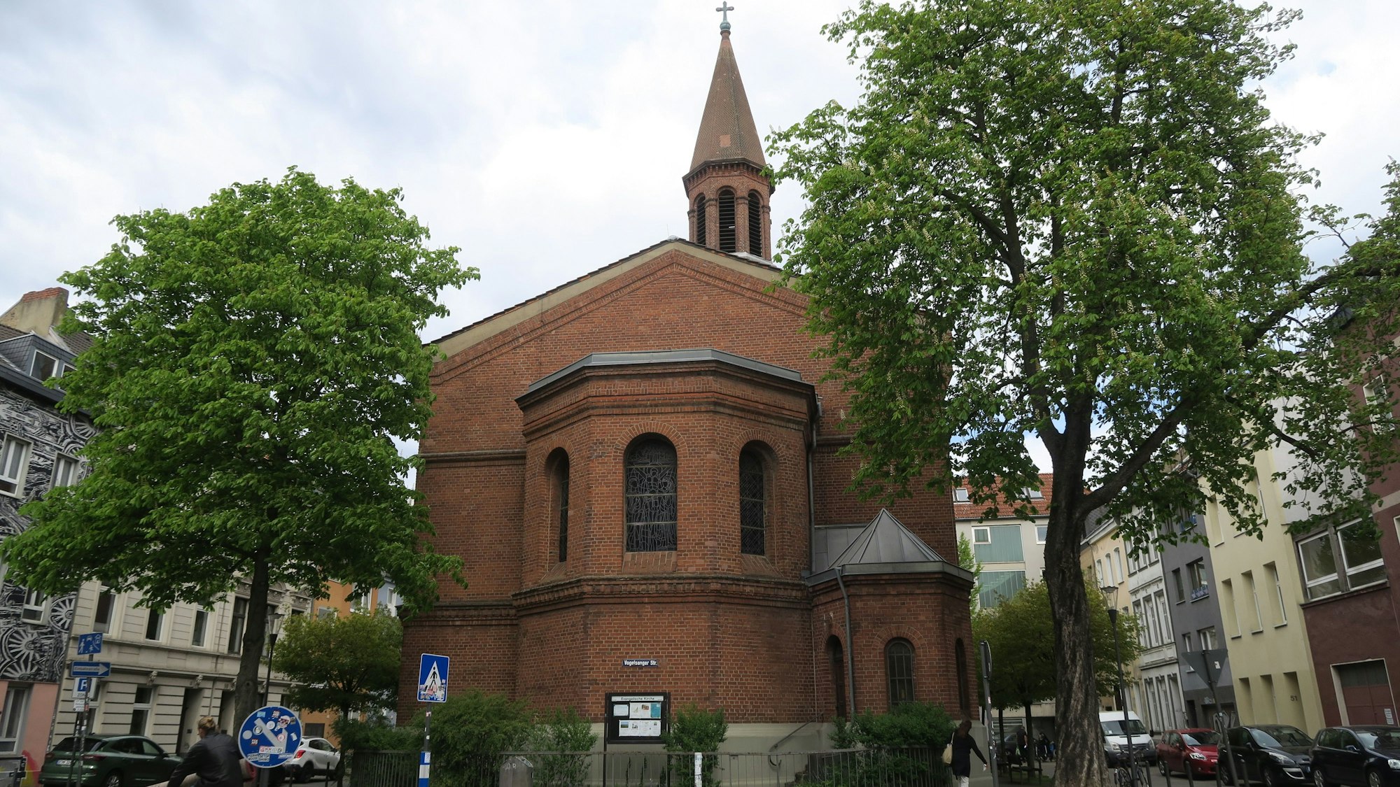 150 Jahre alt und sanierungsbedürftig: Die Friedenskirche mit ihrem gut 40 Meter hohen Turm, von der Vogelsanger Straße aus gesehen.