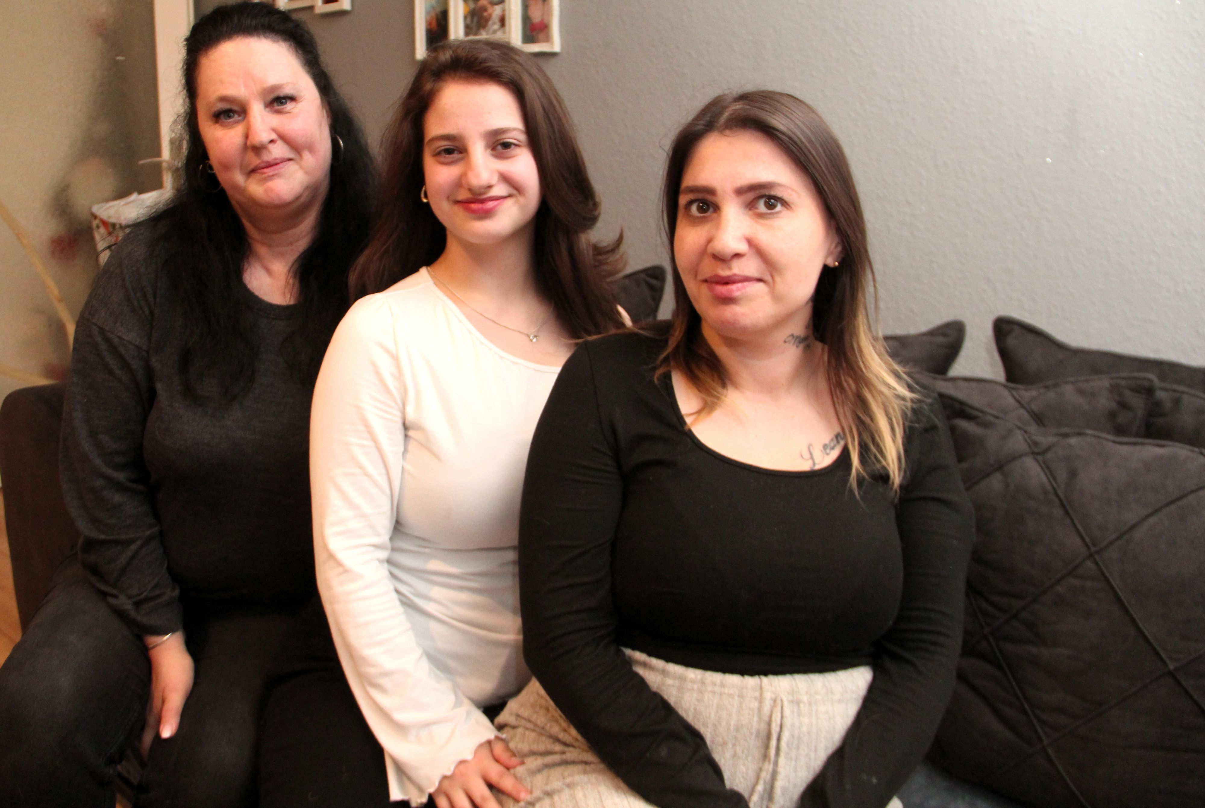 Großmutter Kerstin Baumgarten (l.) und Mutter Sabrina Acar-Veselaj (r.) unterstützen Leylana in ihrem Wunsch, Schriftstellerin zu werden.