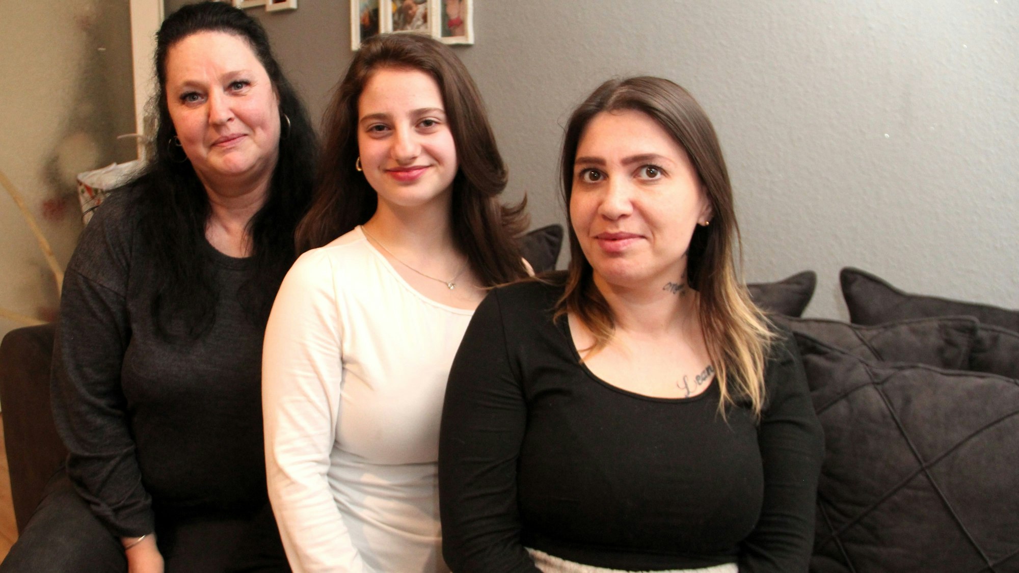Großmutter Kerstin Baumgarten (l.) und Mutter Sabrina Acar-Veselaj (r.) unterstützen Leylana in ihrem Wunsch, Schriftstellerin zu werden.