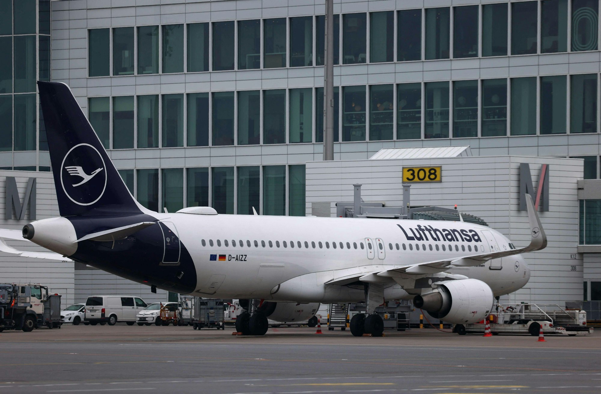 Das Unternehmen Lufthansa wird bestreikt.