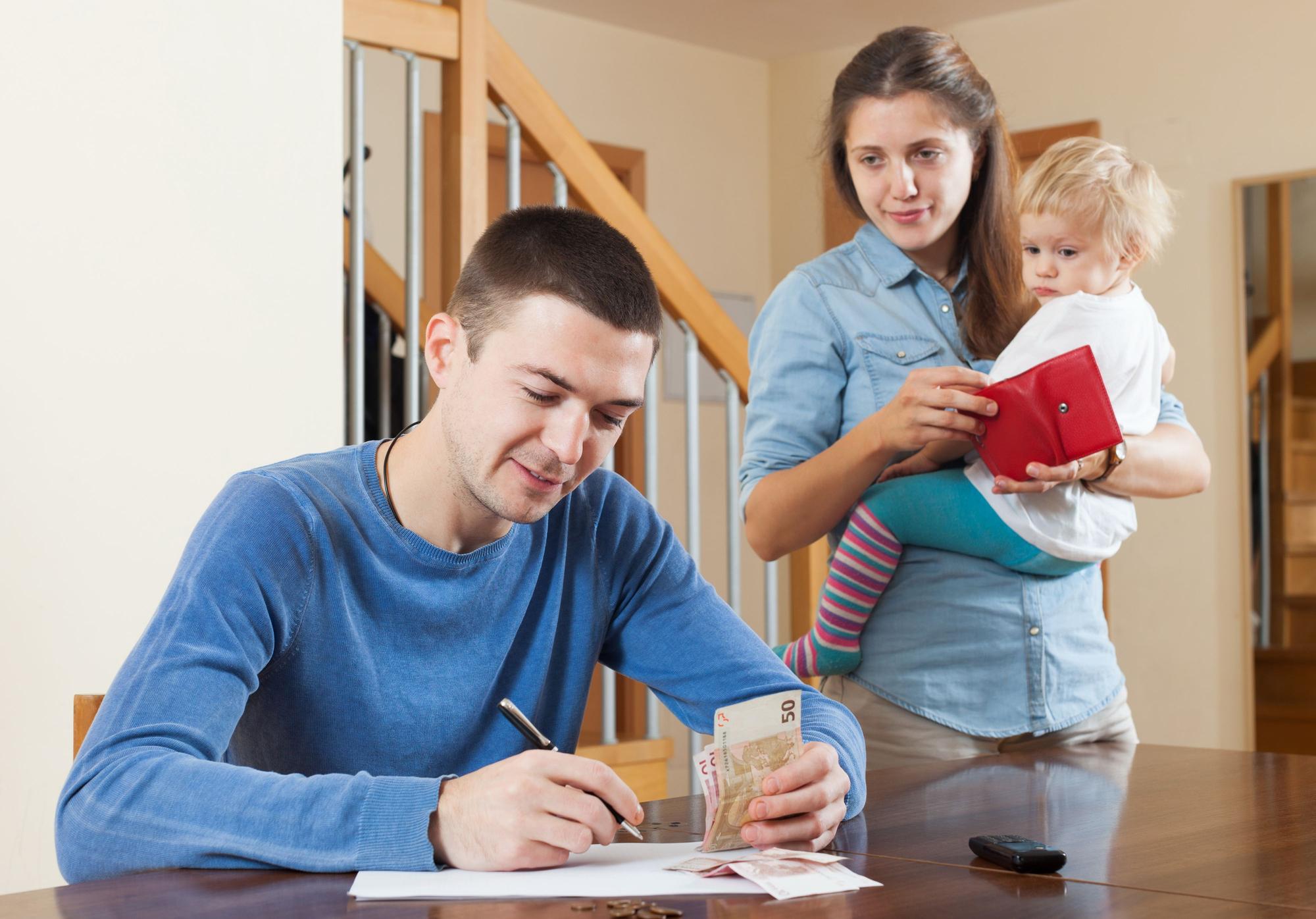 Quarrel in the family of three due to lack of money at home