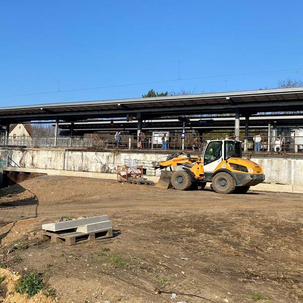 Zu sehen ist eine Baustelle, im Hintergrund liegt der Brühler Bahnhof.