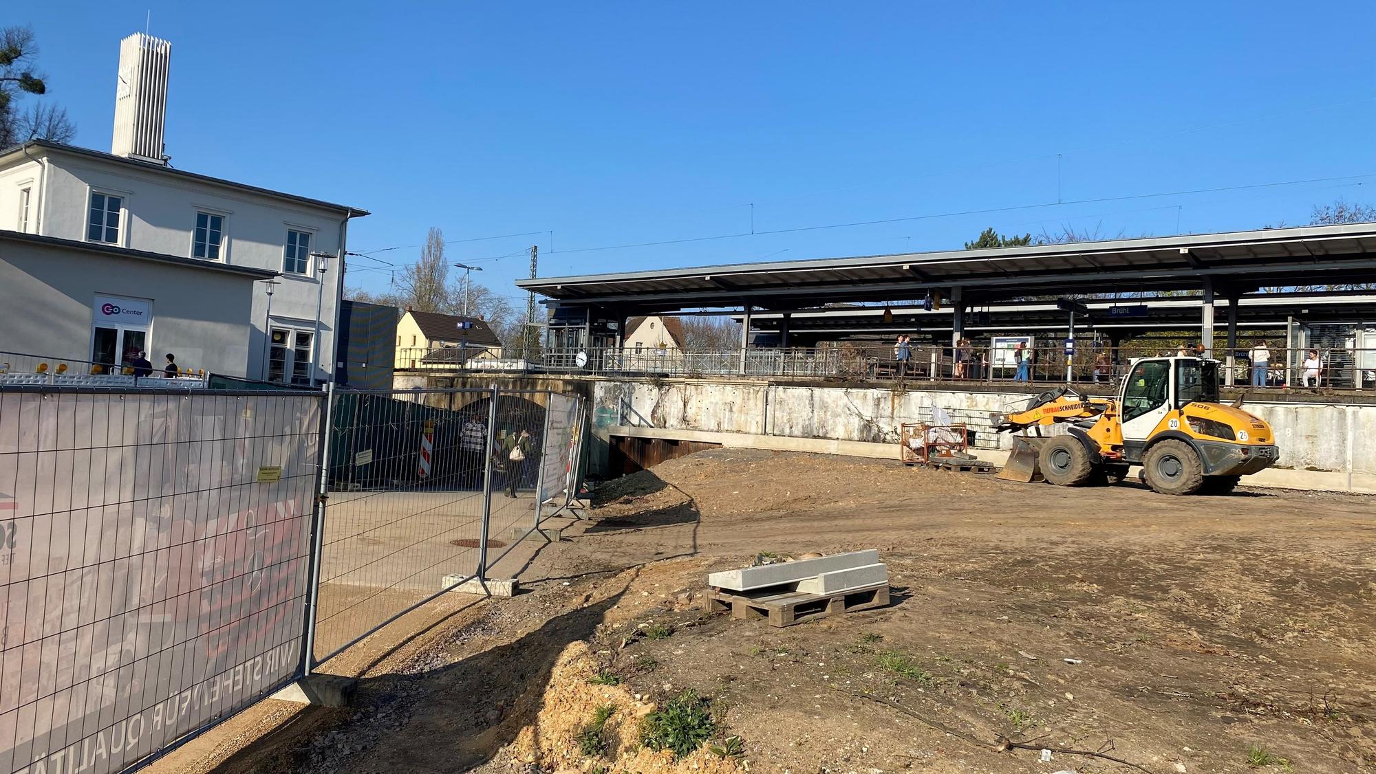 Zu sehen ist eine Baustelle, im Hintergrund liegt der Brühler Bahnhof.