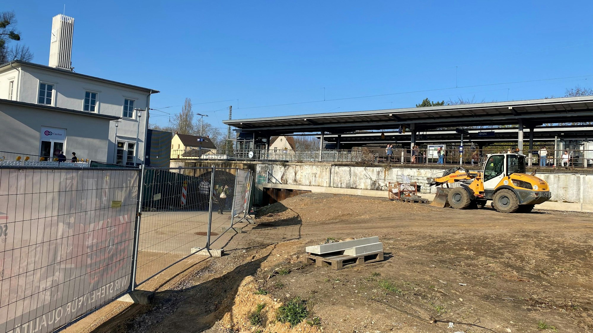 Zu sehen ist eine Baustelle, im Hintergrund liegt der Brühler Bahnhof.