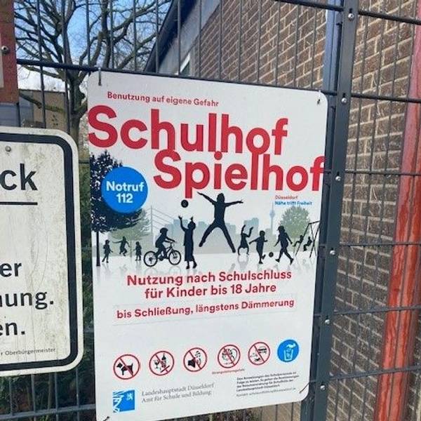 Anders als in Köln sind die Schulhöfe in Düsseldorf grundsätzlich für Kinder zum Spielen nach der Unterrichtszeit geöffnet.