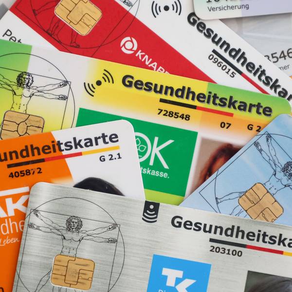 Die gesetzliche Krankenversicherung muss reformiert werden (Symbolbild mit Versicherungskarten).