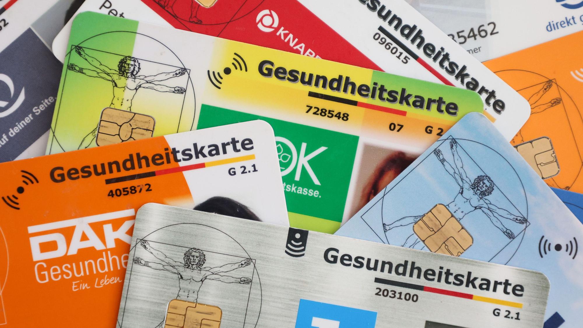 Die gesetzliche Krankenversicherung muss reformiert werden (Symbolbild mit Versicherungskarten).