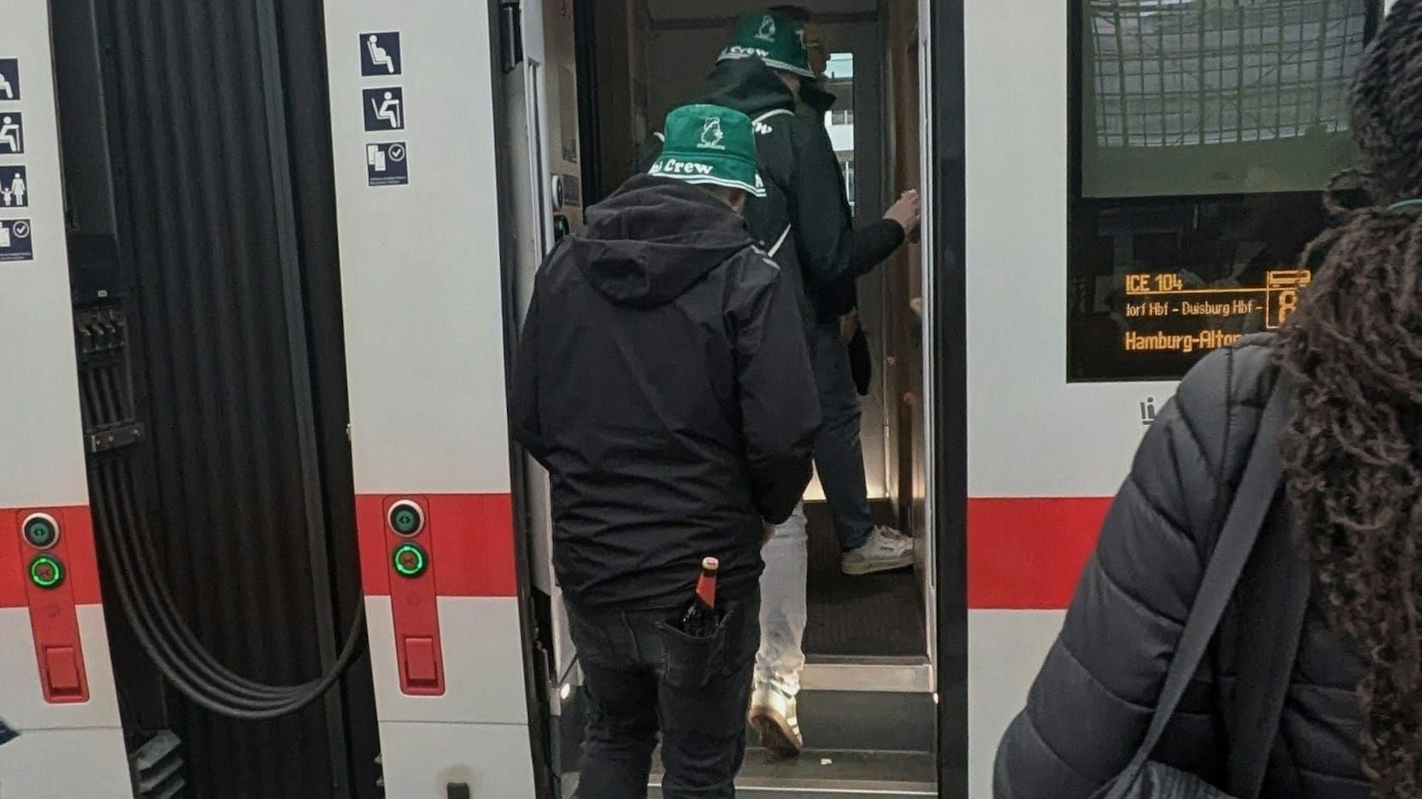 Fans von Werder Bremen treten am Sonntagabend die Heimreise an. Das Bier muss am Gleis noch verstaut bleiben.