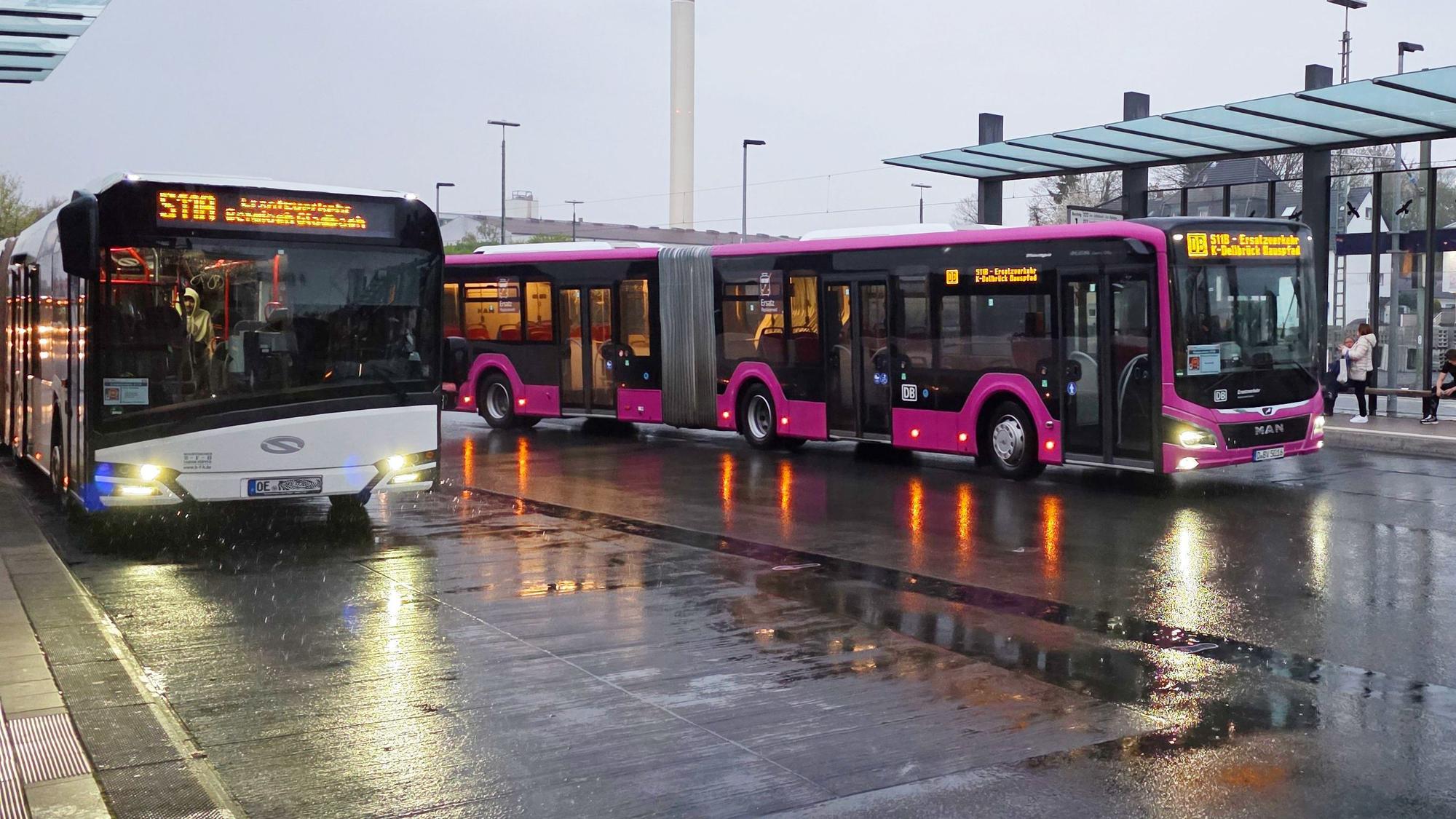 Schienenersatzverkehrsbusse stehen und fahren im Gladbacher Busbahnhof.