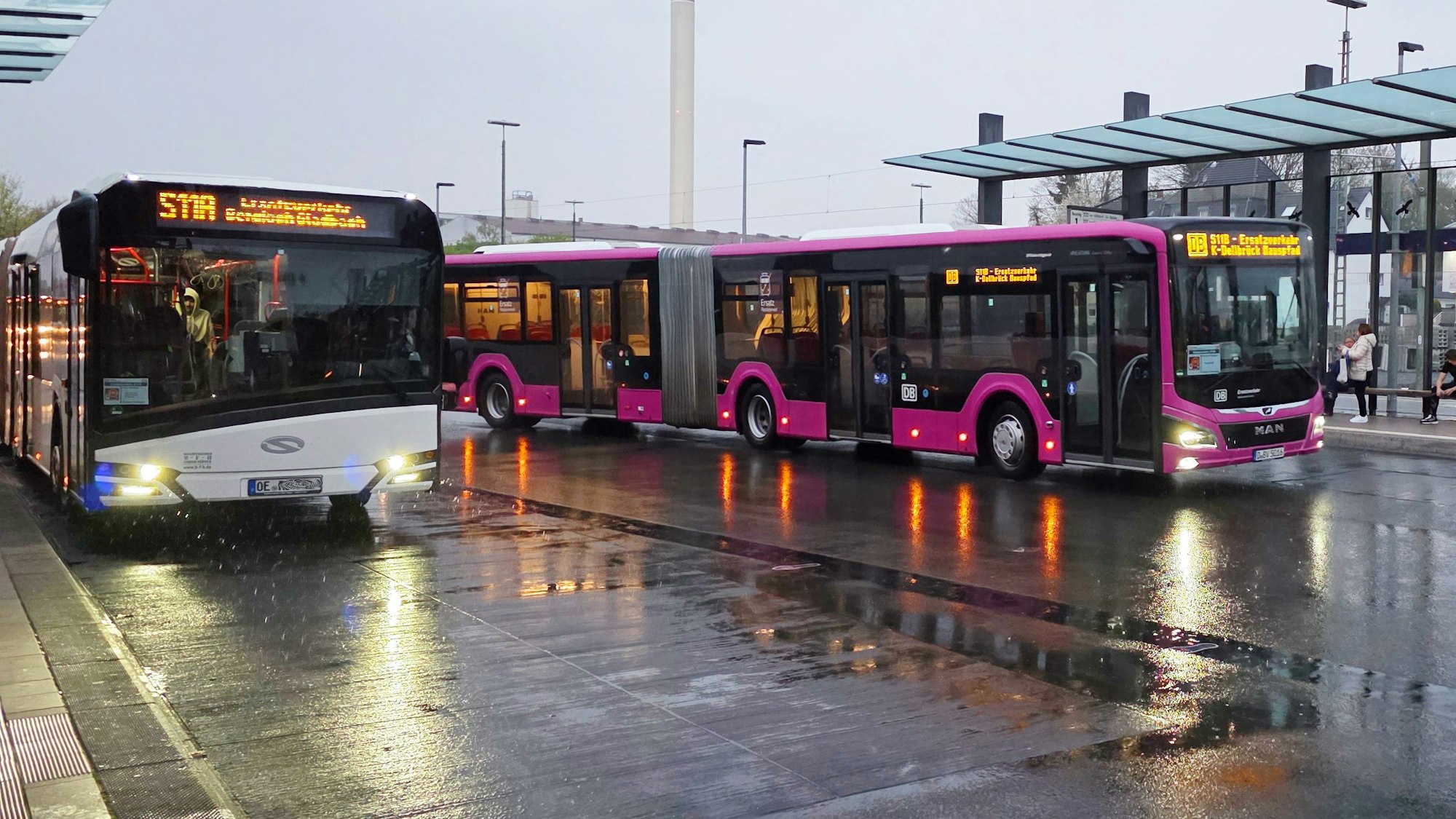 Schienenersatzverkehrsbusse stehen und fahren im Gladbacher Busbahnhof.
