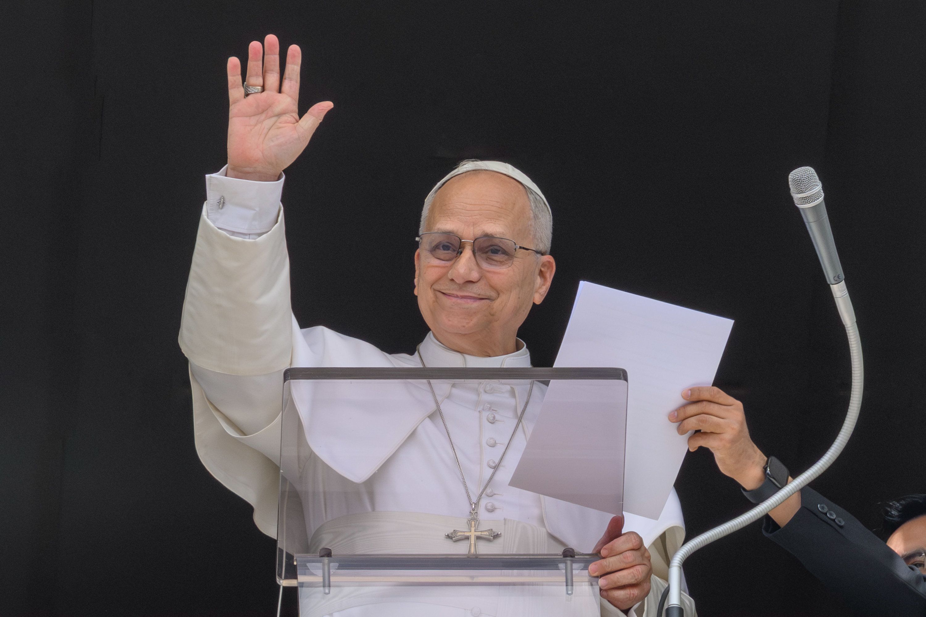 Papst Leo XIV. winkt beim Angelus-Gebet am Fenster des Apostolischen Palastes am 12. April 2026 im Vatikan.