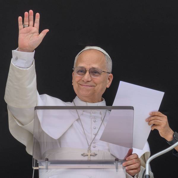 Papst Leo XIV. winkt beim Angelus-Gebet am Fenster des Apostolischen Palastes am 12. April 2026 im Vatikan.
