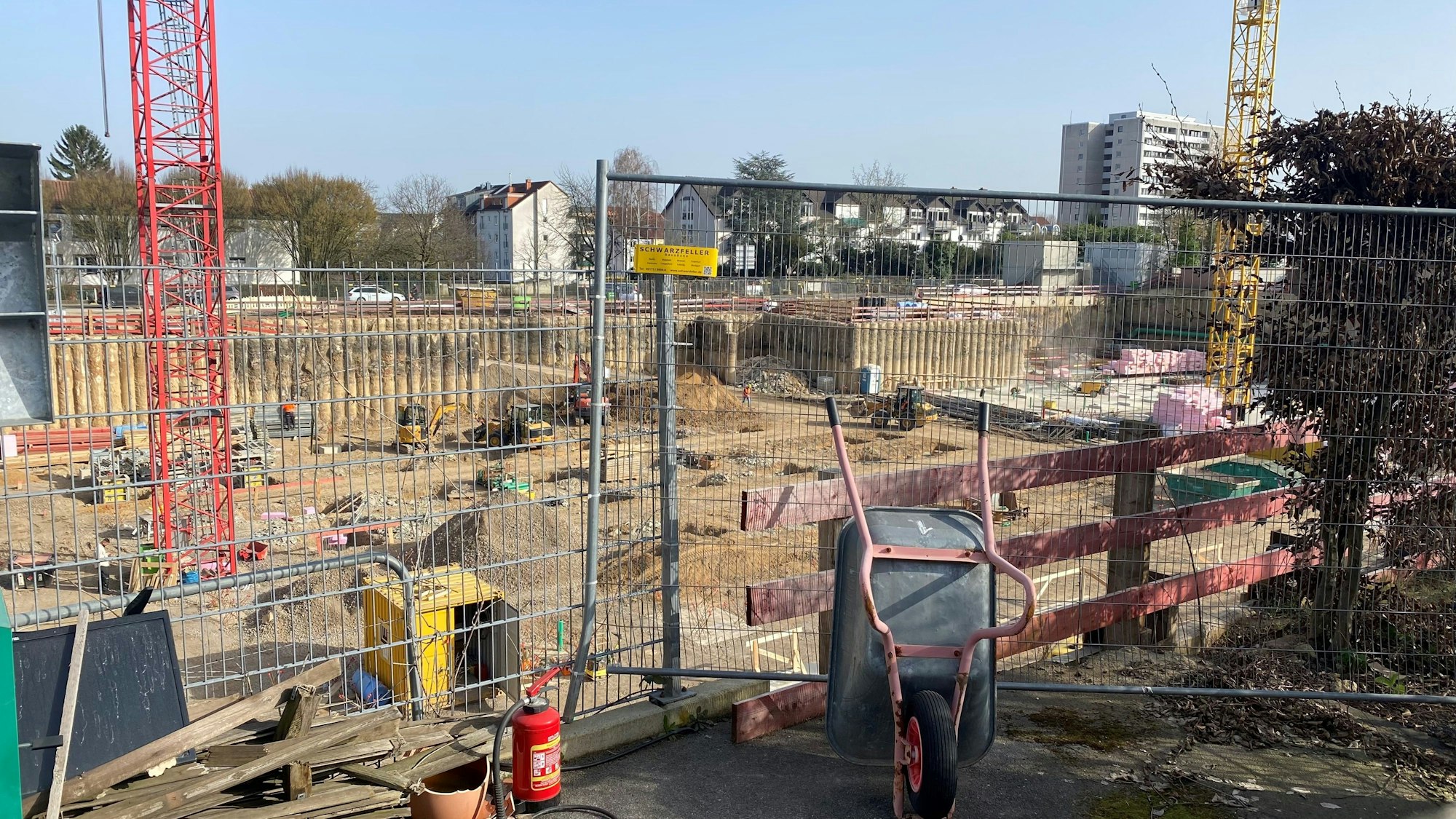 Zu sehen ist die Baugrube für den Feuerwehr-Neubau.