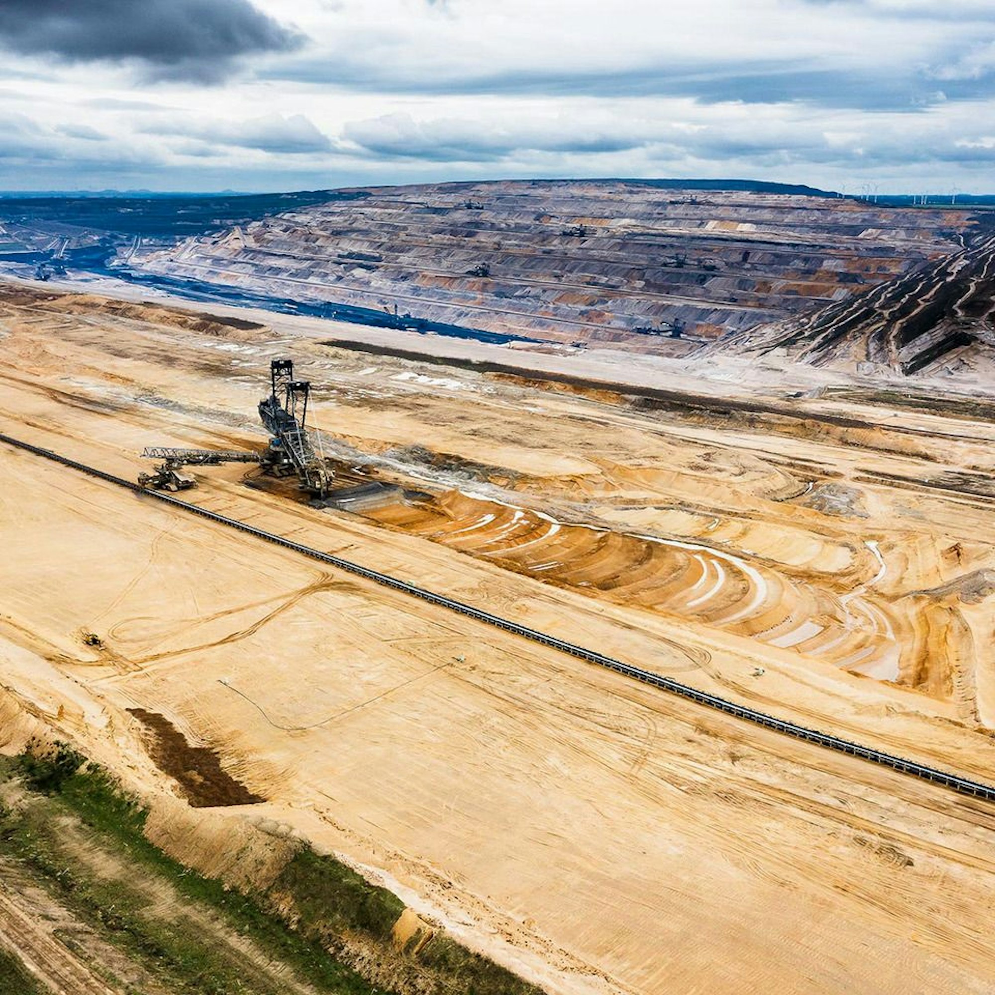 Auf dem Bild ist eine Luftaufnahme vom Tagebau Hambach zu sehen.