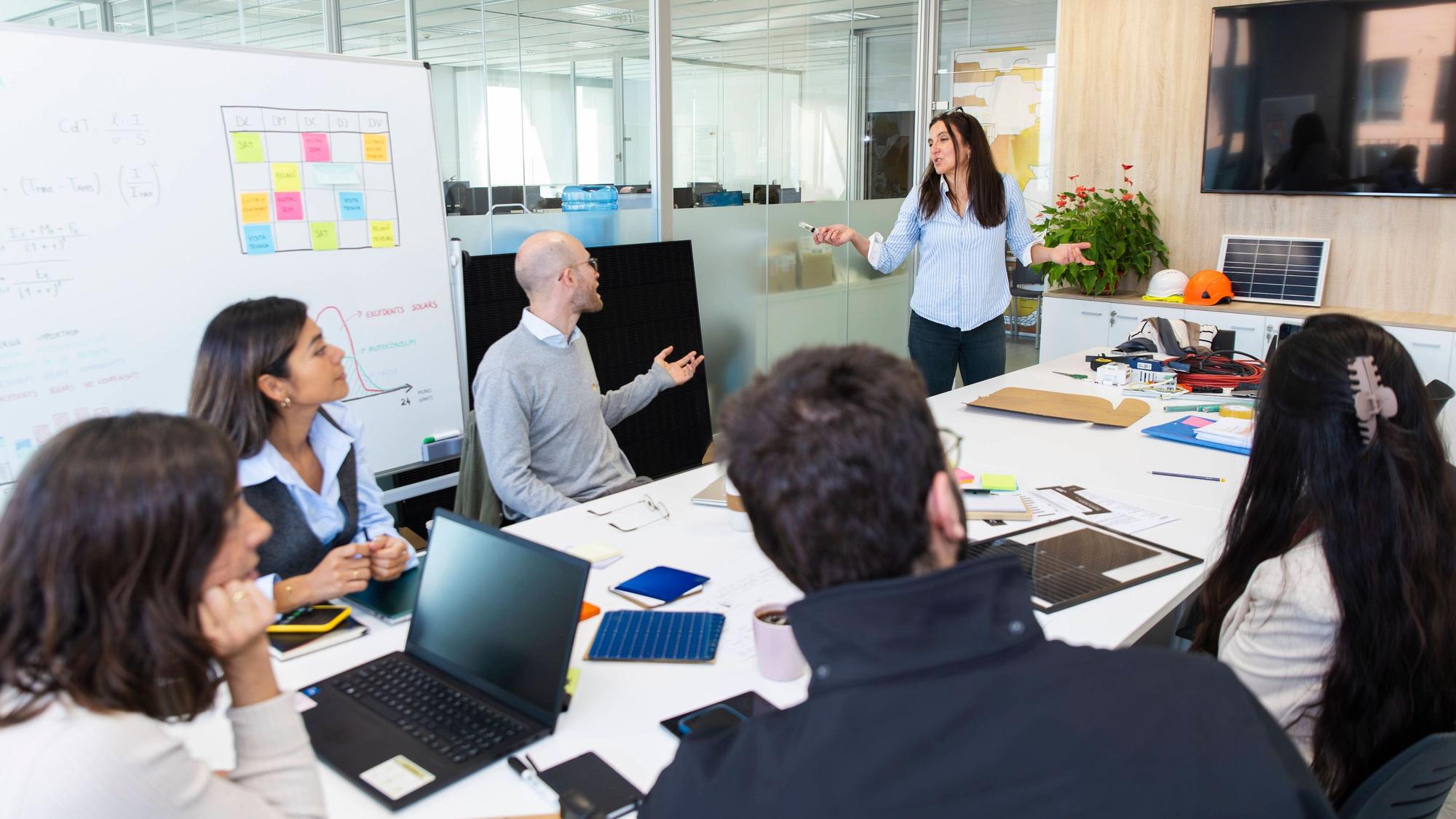Manager arriving to lead teamwork in modern office during meeting model released, Symbolfoto property released, PCLF03319