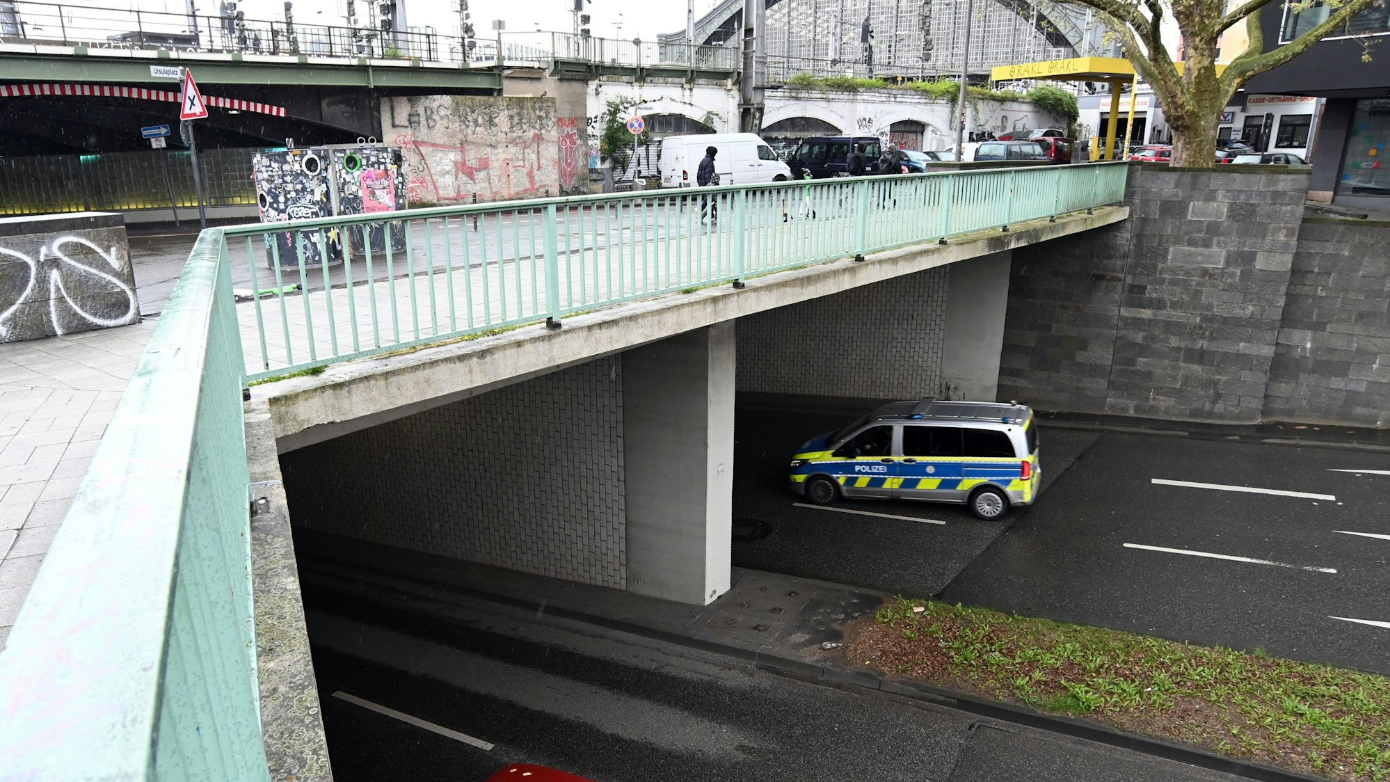 Von der Brücke am Ursulaplatz warf der Täter den Pflasterstein auf ein Auto.