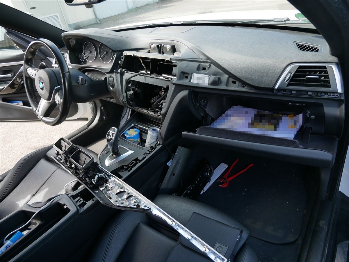 Diebstahl aus einem BMW in Schildgen: Die Mittelkonsole wurde ausgebaut.