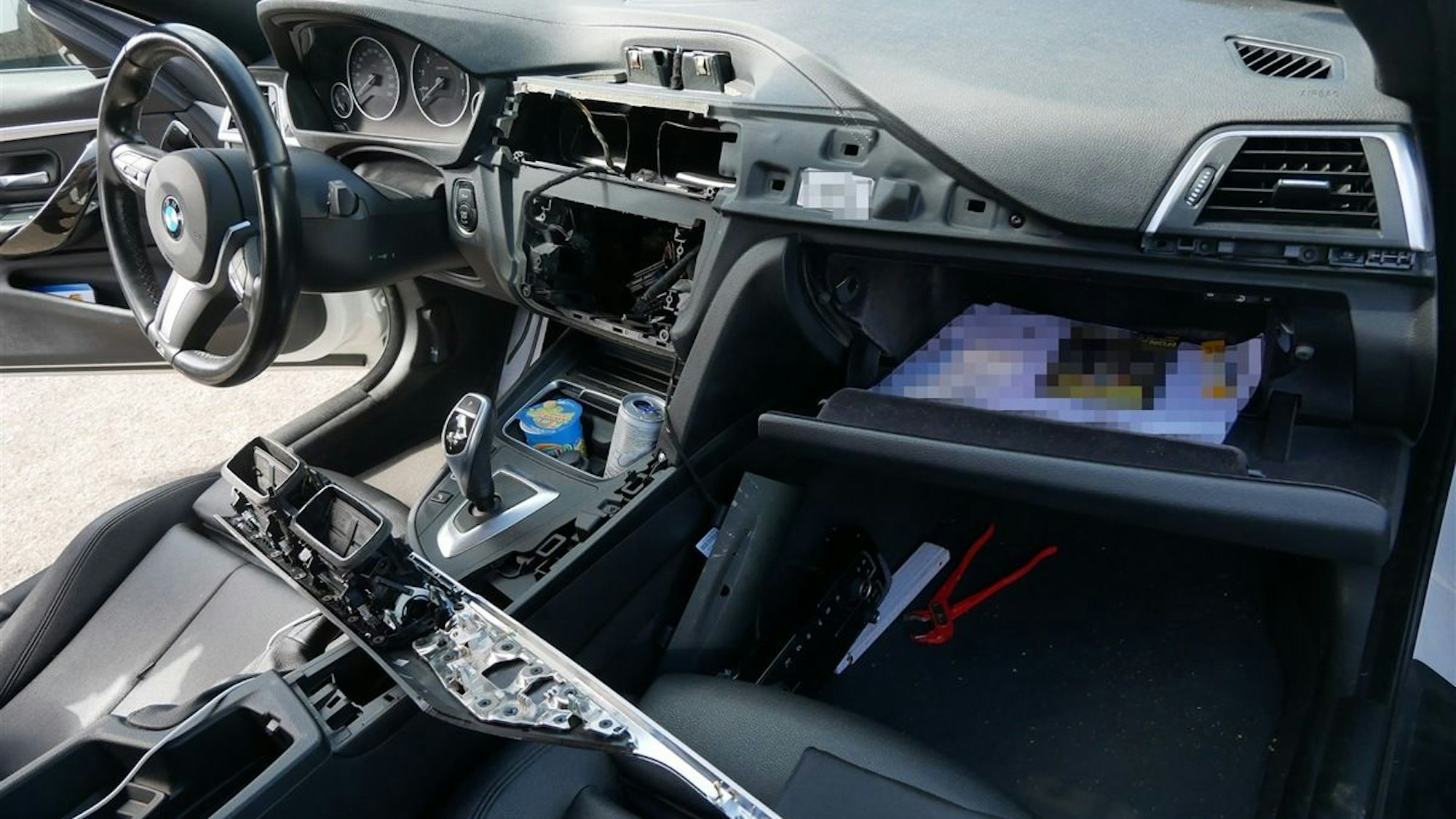 Diebstahl aus einem BMW in Schildgen: Die Mittelkonsole wurde ausgebaut.