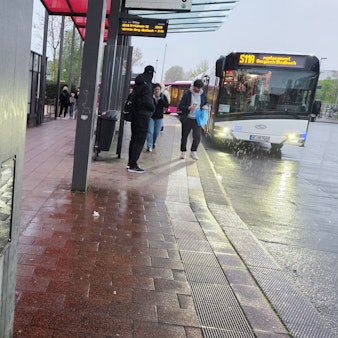 Einen Schienenersatzverkehr-Bus steht im Busbahnhof von Bergisch Gladbach.