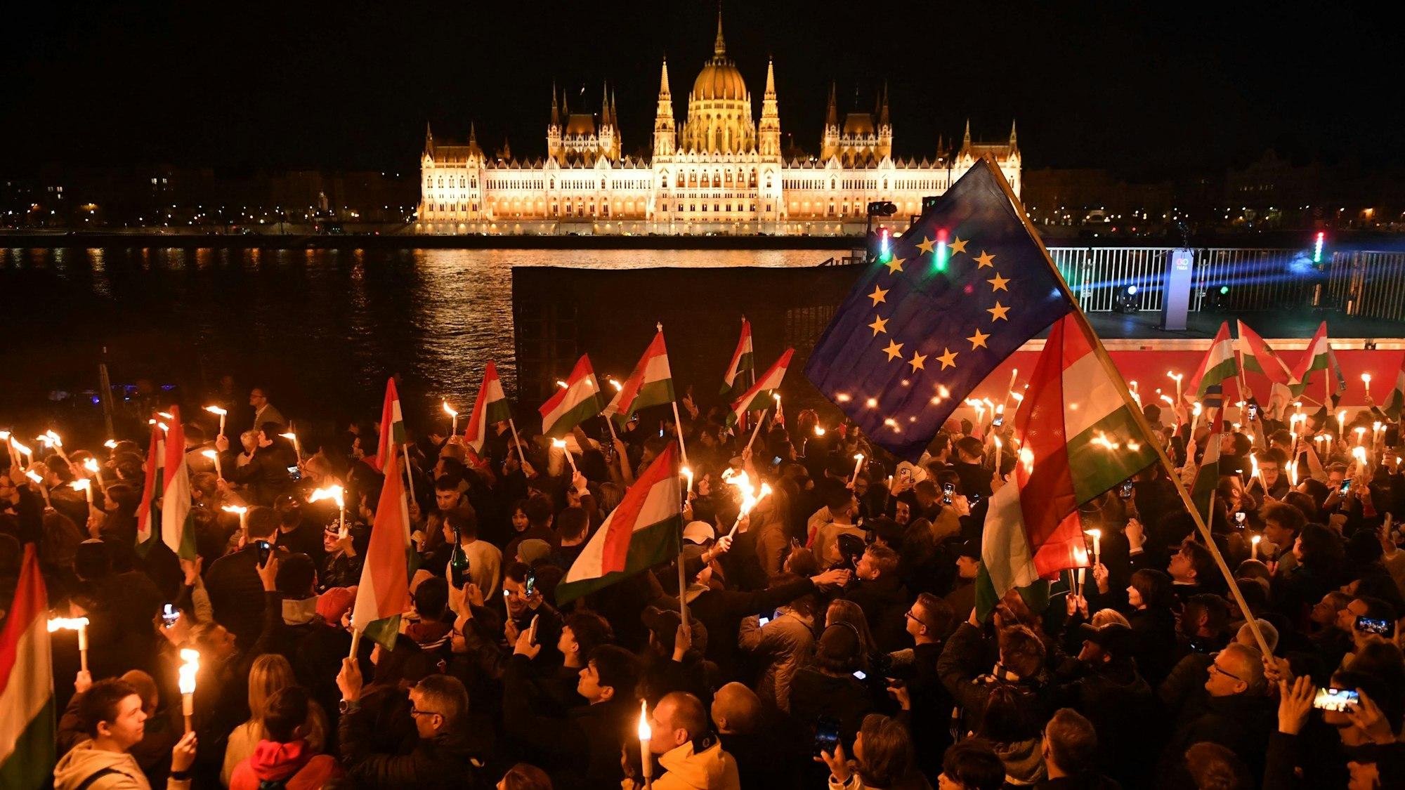 Party der Tisza-Partei und ihrer Anhänger am Sonntagabend (12. April) in Budapest