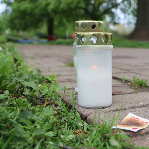 Zum Gedenken an den im Stadtpark getöteten 28-Jährigen hatten Passanten Lichter im Stadtgarten aufgestellt.