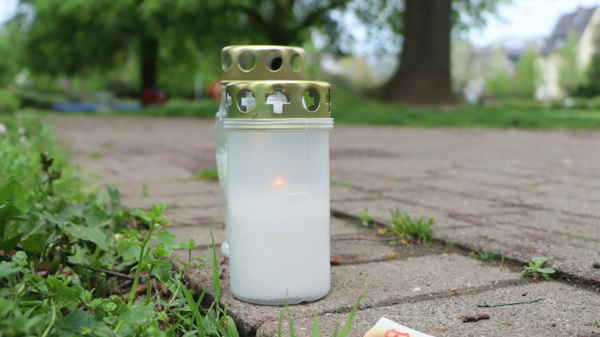 Das Bild zeigt zwei Grablichter.