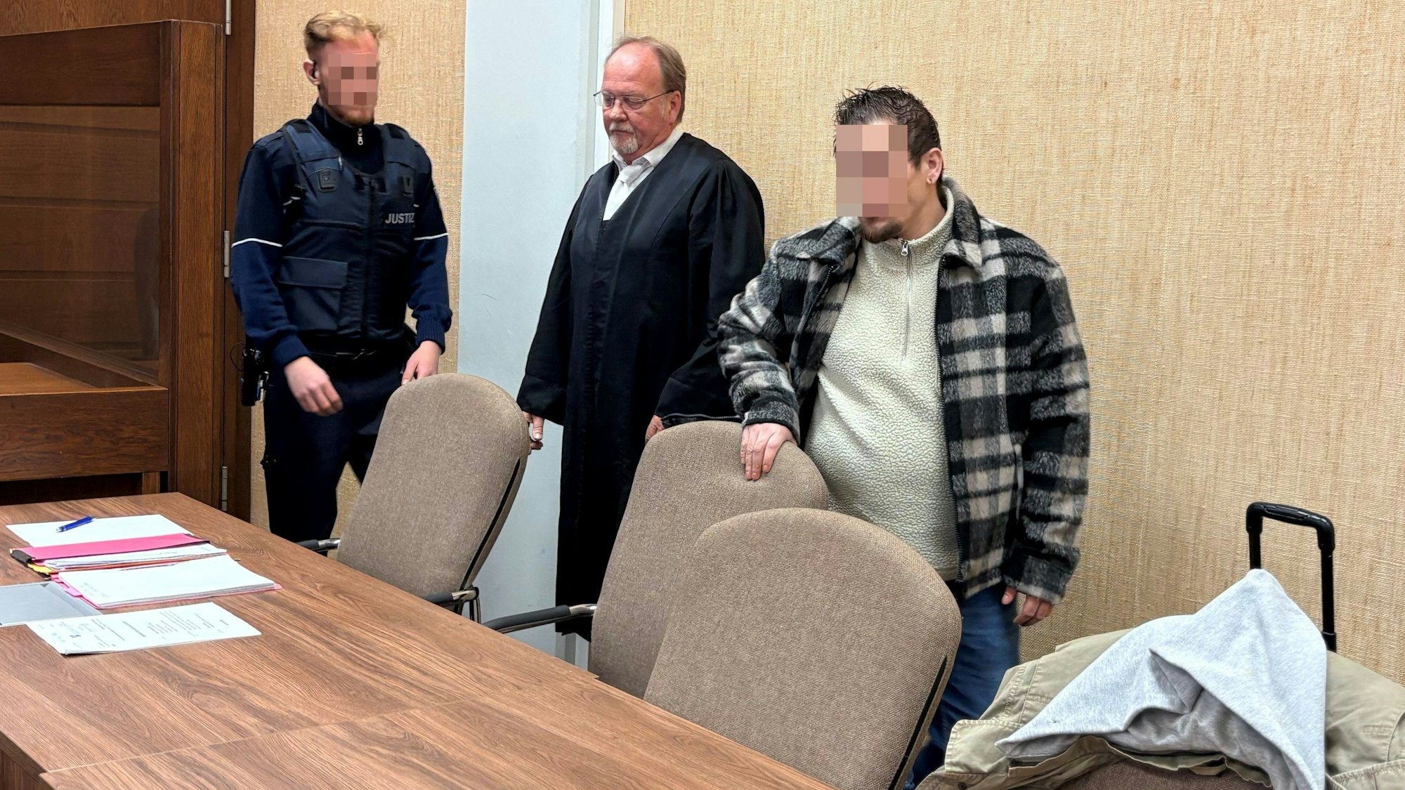 Der Angeklagte mit seinem Verteidiger Martin Düerkop beim Prozessauftakt im Kölner Landgericht