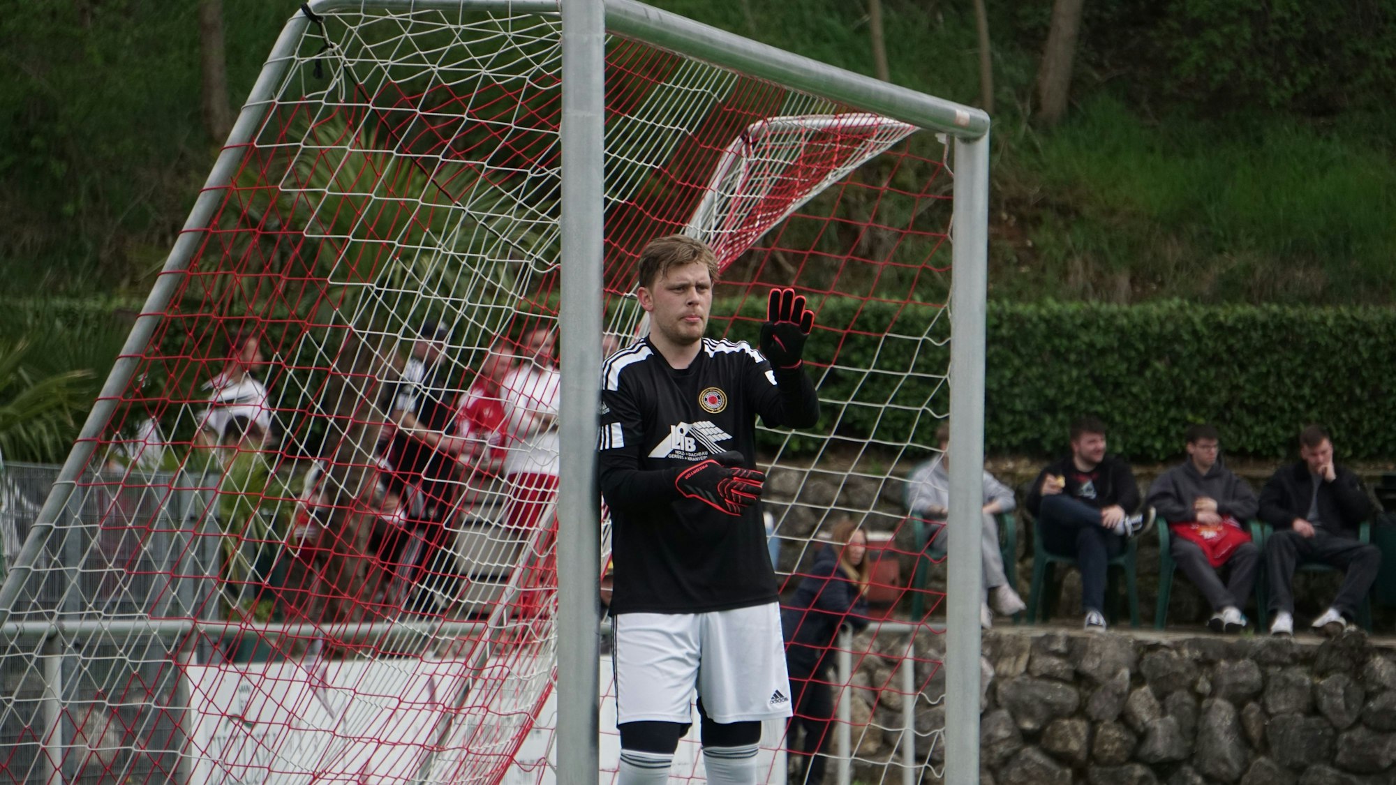 Das Bild zeigt den Lommersumer Torhüter. Er steht am Pfosten und dirigiert seine Vorderleute.