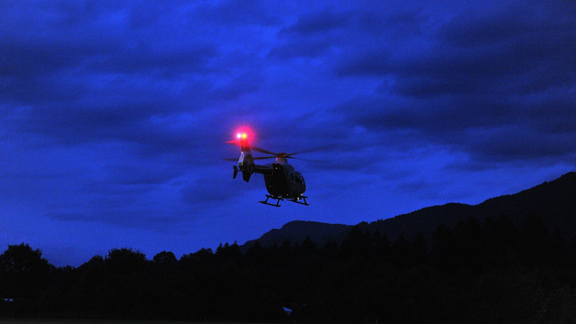 Ein Polizeihubschrauber kreist in der Nacht über einem Gebiet (Symbolfoto).