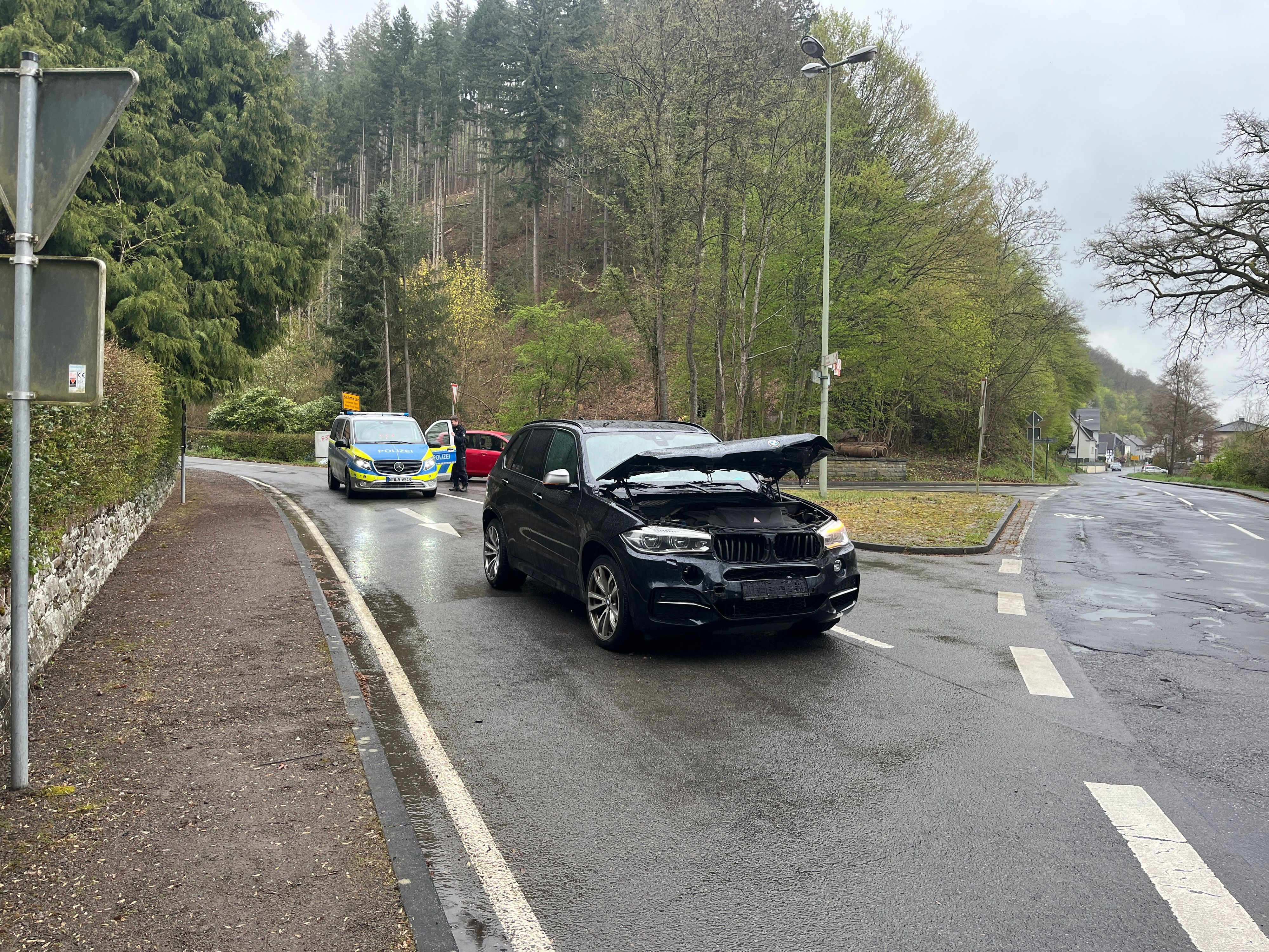 An der Kreuzung der Hombacher Straße mit der L 86 aus dem Schmelztal ist ein 60 Jahre alter Autofahrer auf den Wagen eines 61-Jährigen aufgefahren, der leicht verletzt wurde.
