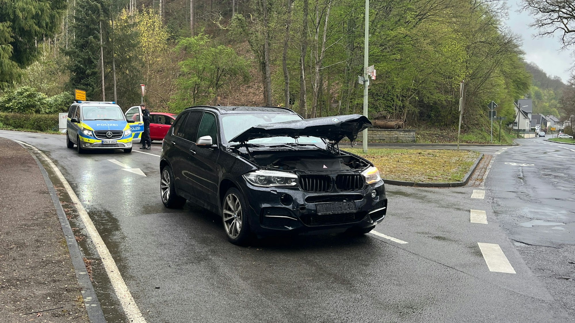 An der Kreuzung der Hombacher Straße mit der L 86 aus dem Schmelztal ist ein 60 Jahre alter Autofahrer auf den Wagen eines 61-Jährigen aufgefahren, der leicht verletzt wurde.