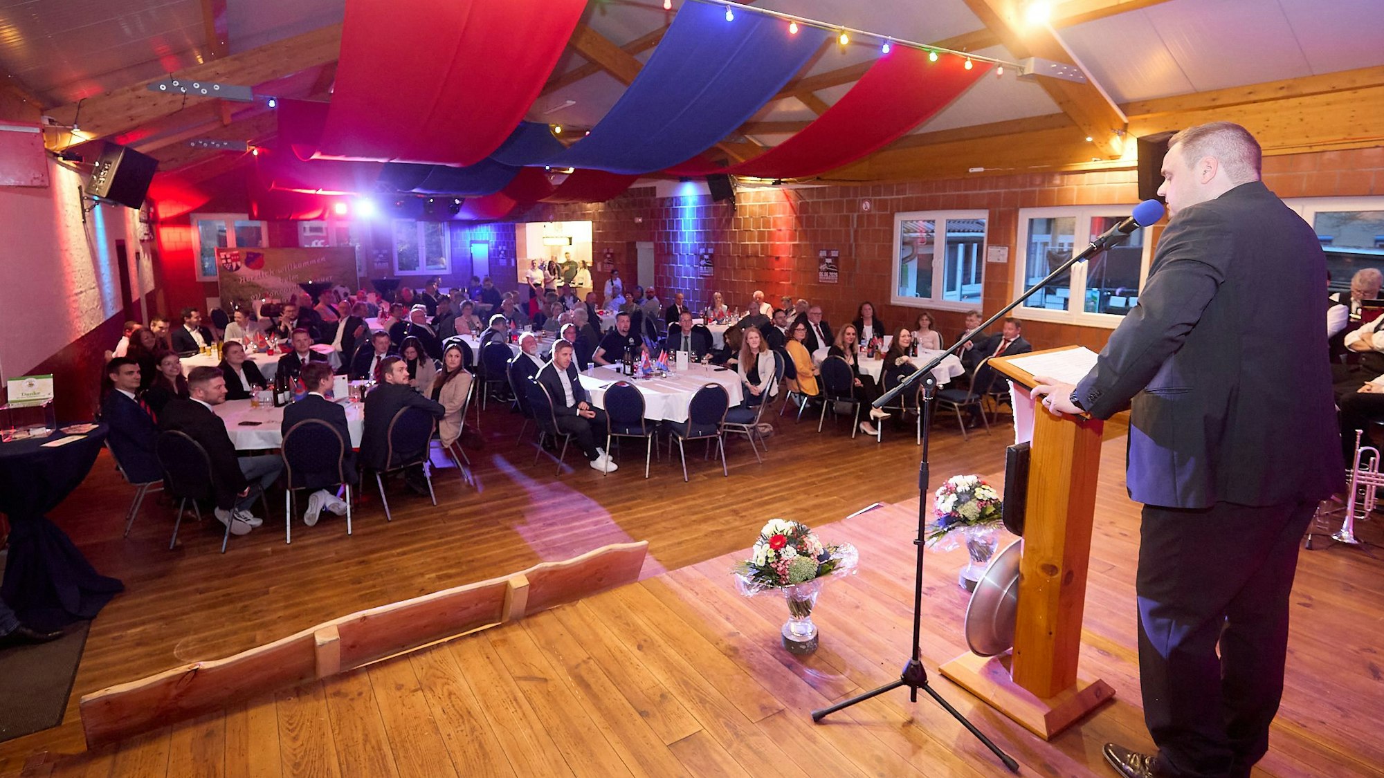 René Wassong steht im Bürgerhaus am Rednerpult.