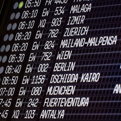 Eine Tafel zeigt im Flughafen Köln/Bonn annullierte Flüge der Fluggesellschaft Eurowings. Einzig ein Flug nach Dschidda ist davon ausgenommen.