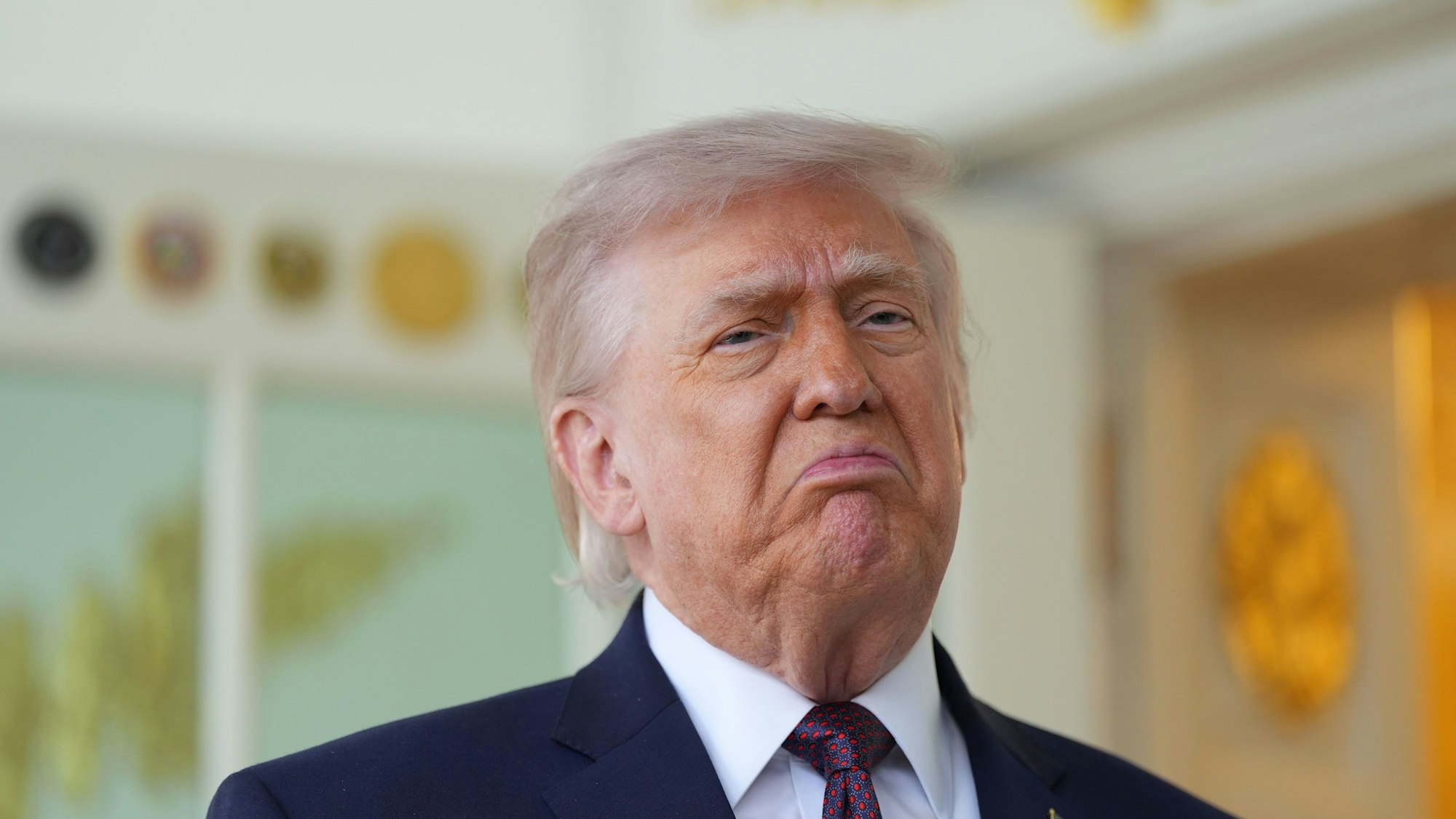 US-Präsident Donald Trump spricht vor dem Oval Office des Weißen Hauses.