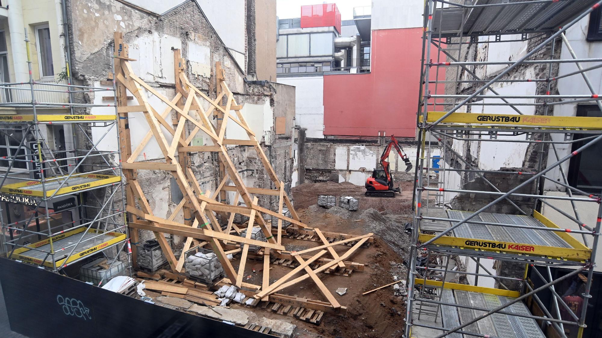 Die Baustelle in der Hohe Straße 152 bis 154 im September 2025.