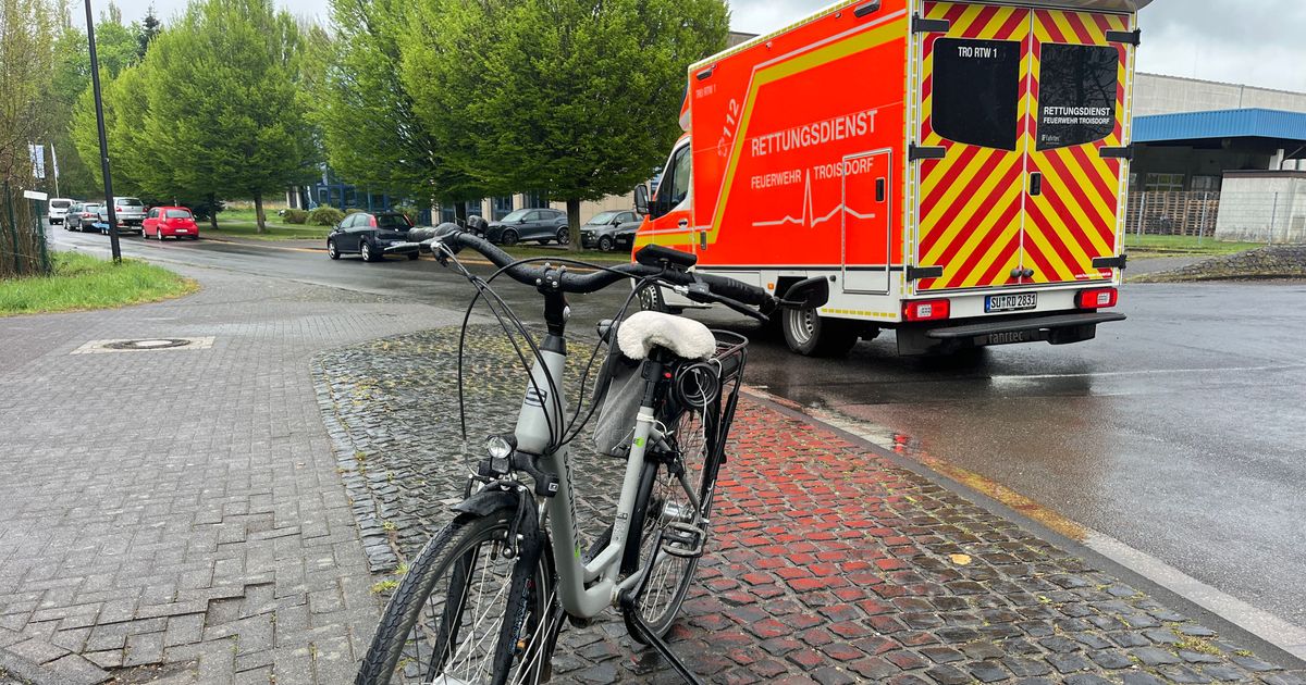 Sturz auf Fahrbahn: Radfahrerin wird bei Unfall mit einem Auto verletzt