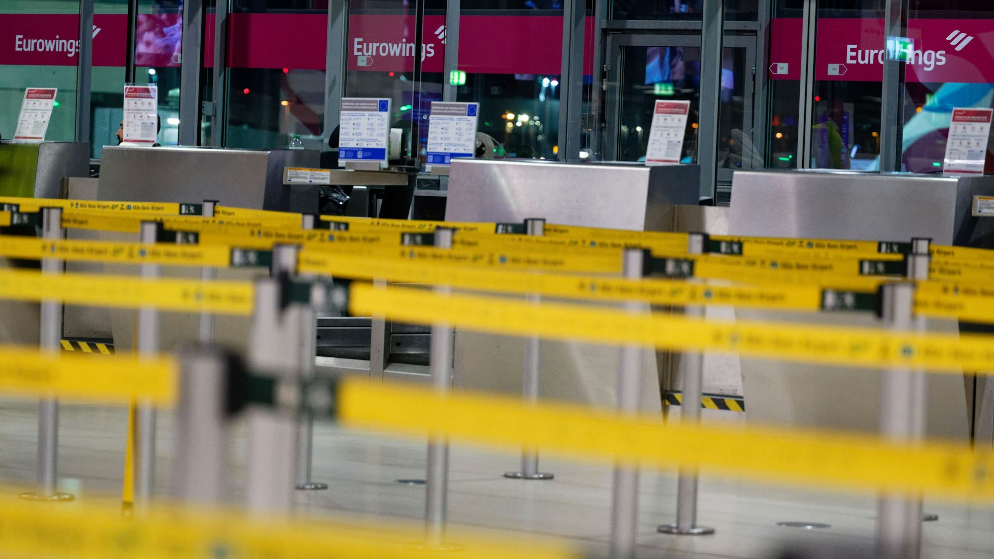 Menschenleer sind die Check-In-Schalter der Fluggesellschaft Eurowings im Flughafen Köln/Bonn am Montagmorgen.